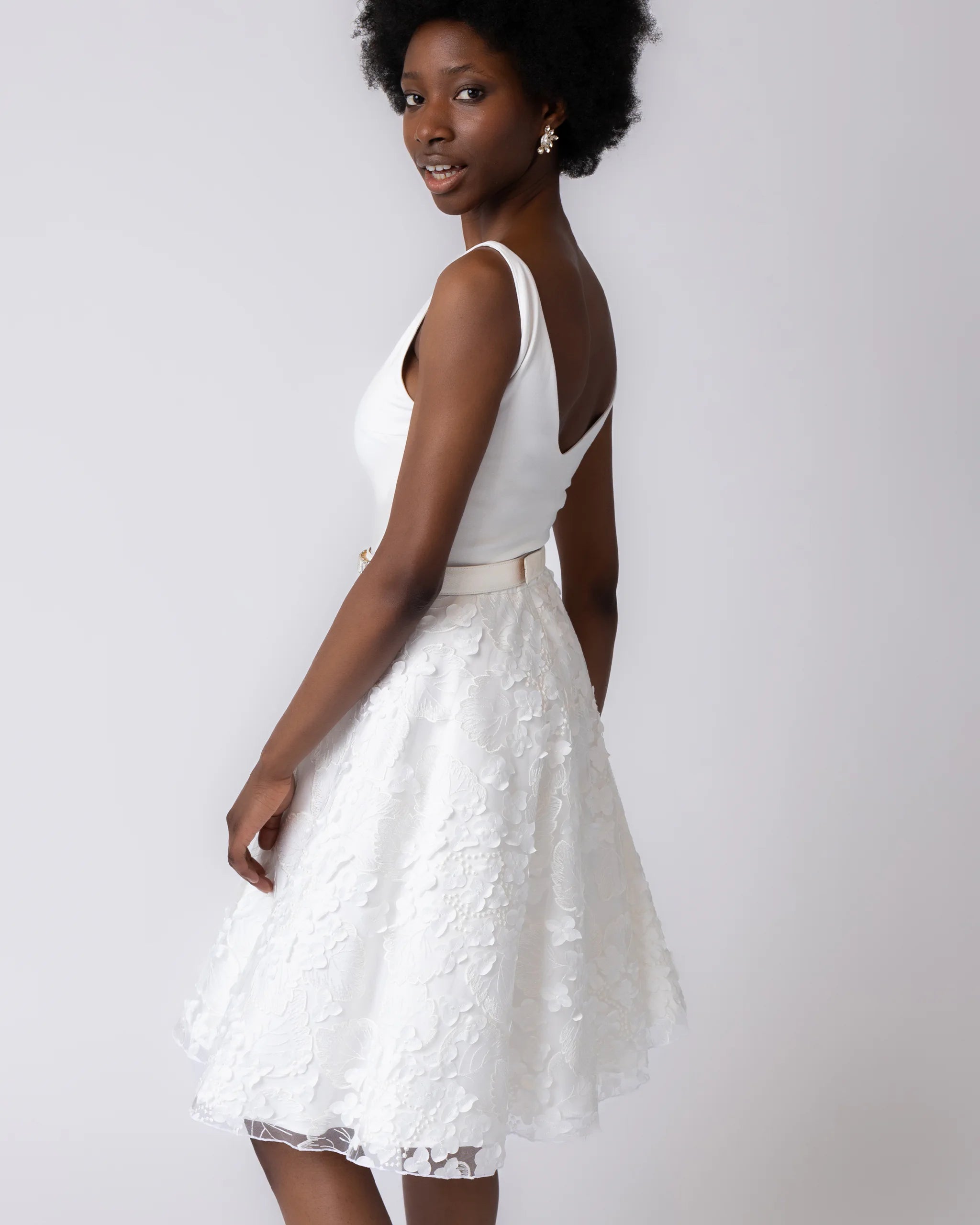 Knielanger Braut Tüllrock mit 3D-Blumen Ansicht Seite