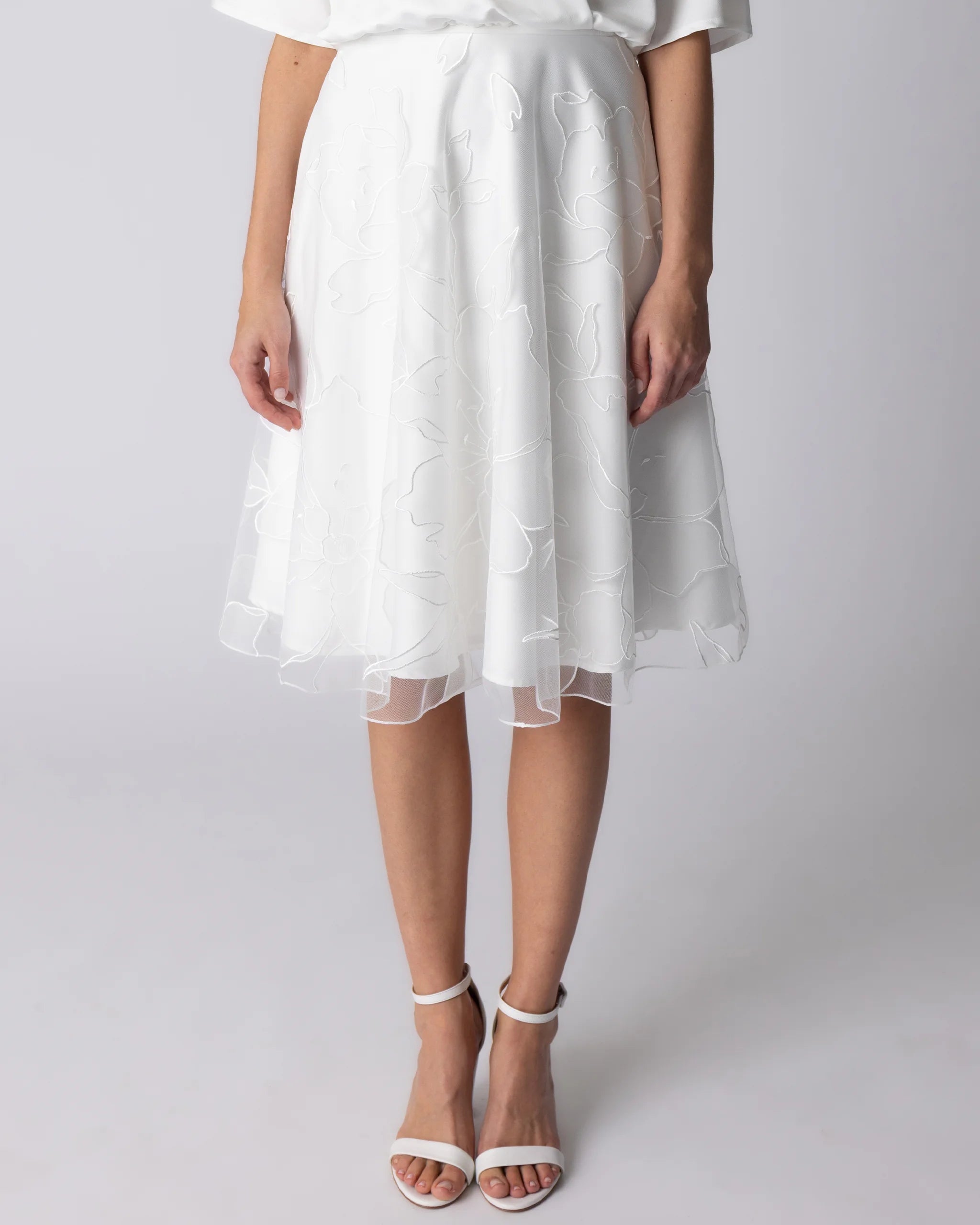 Knielanger Tüllrock mit Blumen bestickt Detailansicht