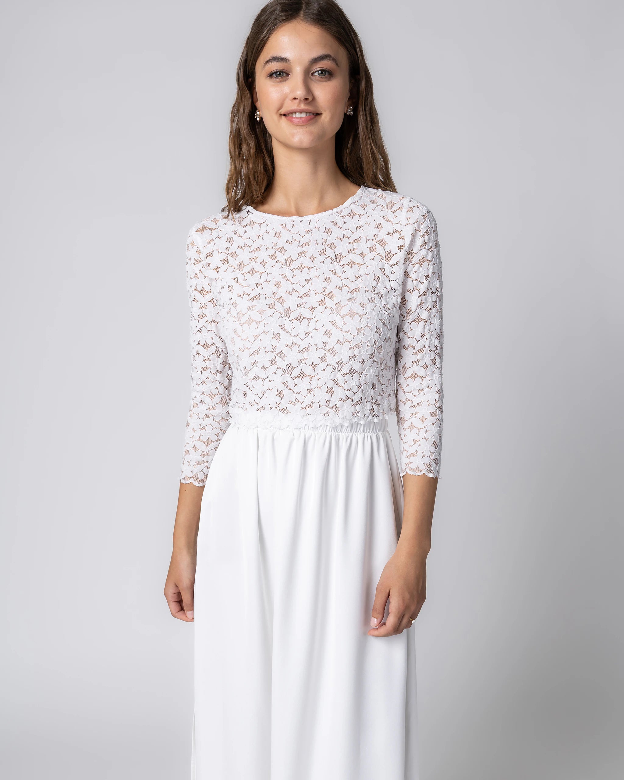 Braut in Standesamtkleid mit floralem Spitzen Crop Top und Midi Satinrock mit Taschen in Ivory Ansicht Spitzenoberteil