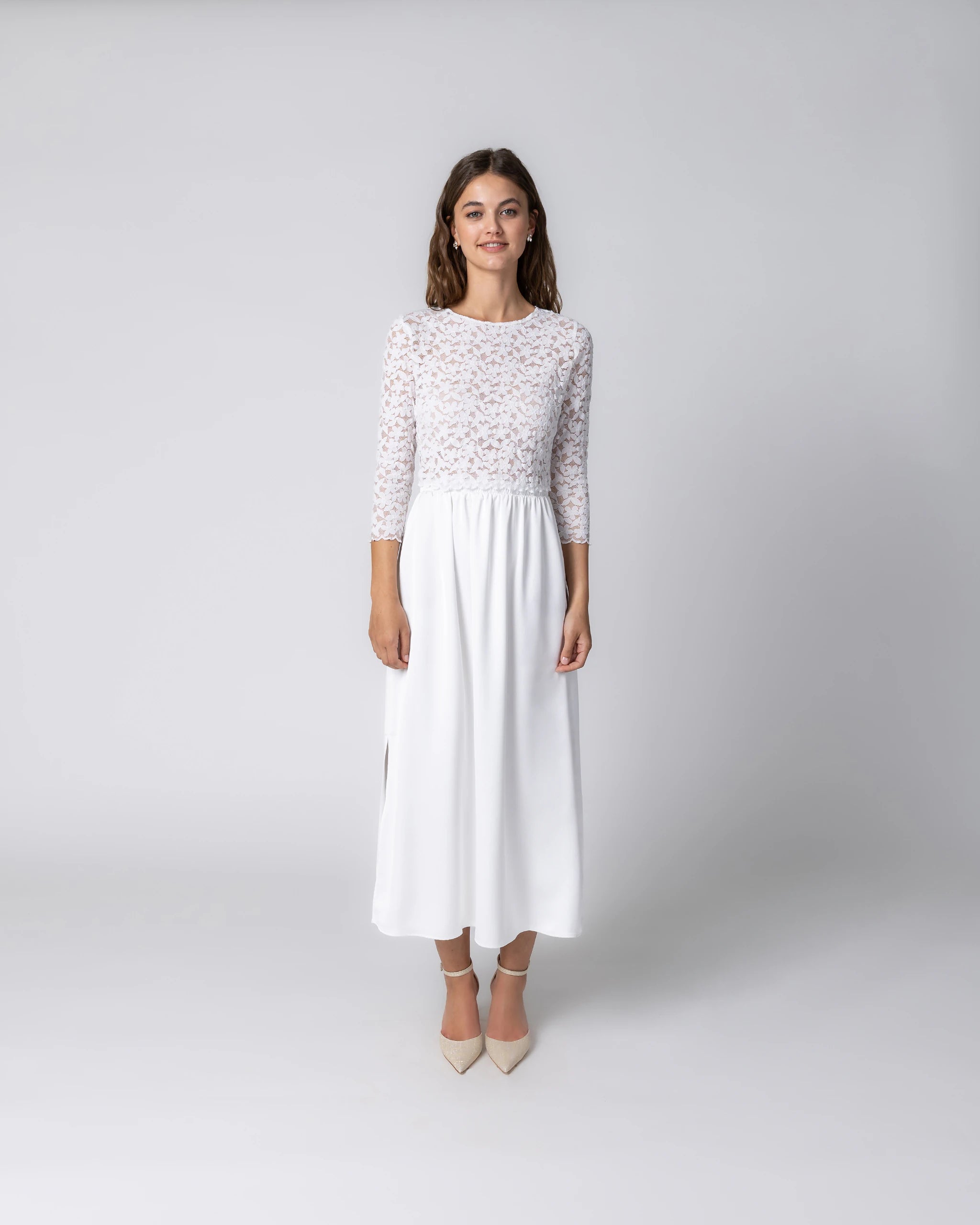Braut in Standesamtkleid mit floralem Spitzen Crop Top und Midi Satinrock mit Taschen in Ivory Ansicht vorne