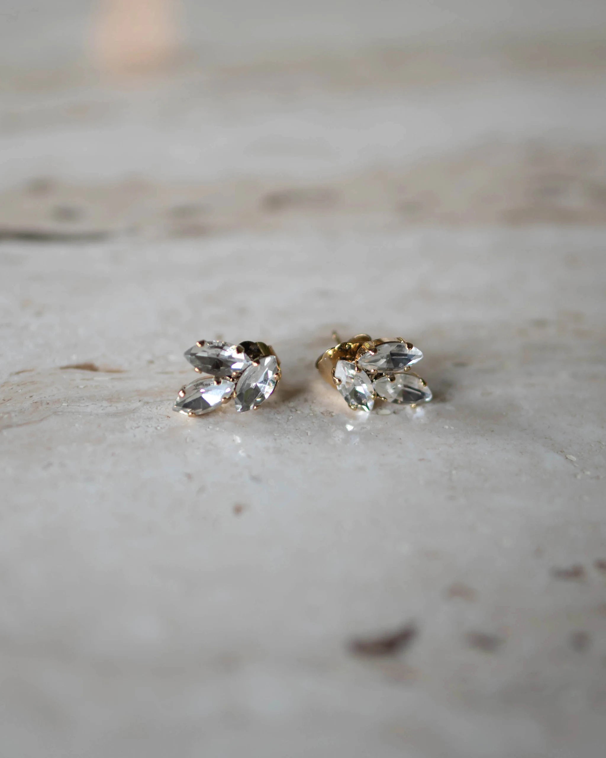 Kleine Kristall Ohrringe Detailaufnahme