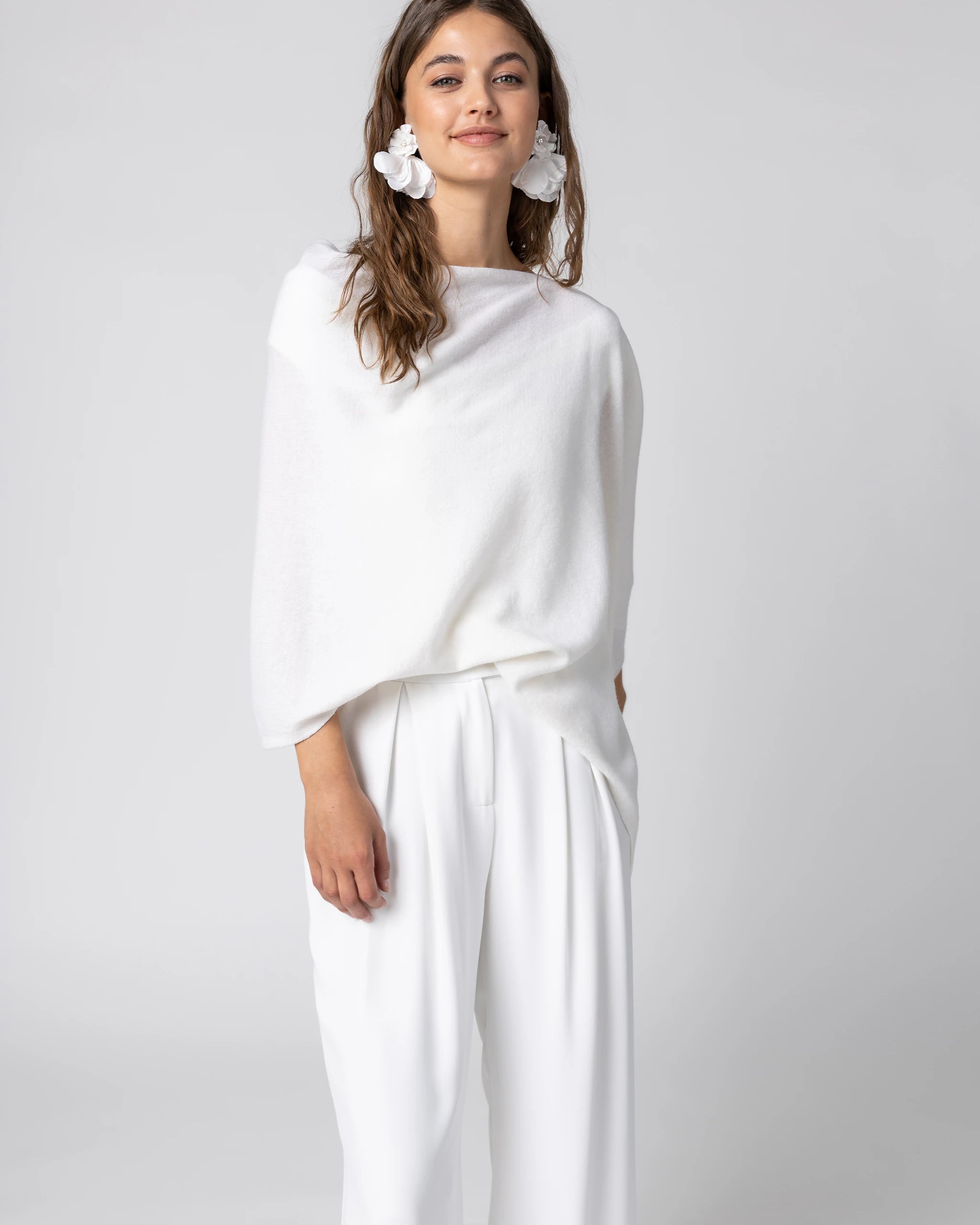 Braut in Winter Braut Hosenanzug mit weiter Marlene Hose und ivory Braut Poncho Ansicht vorne