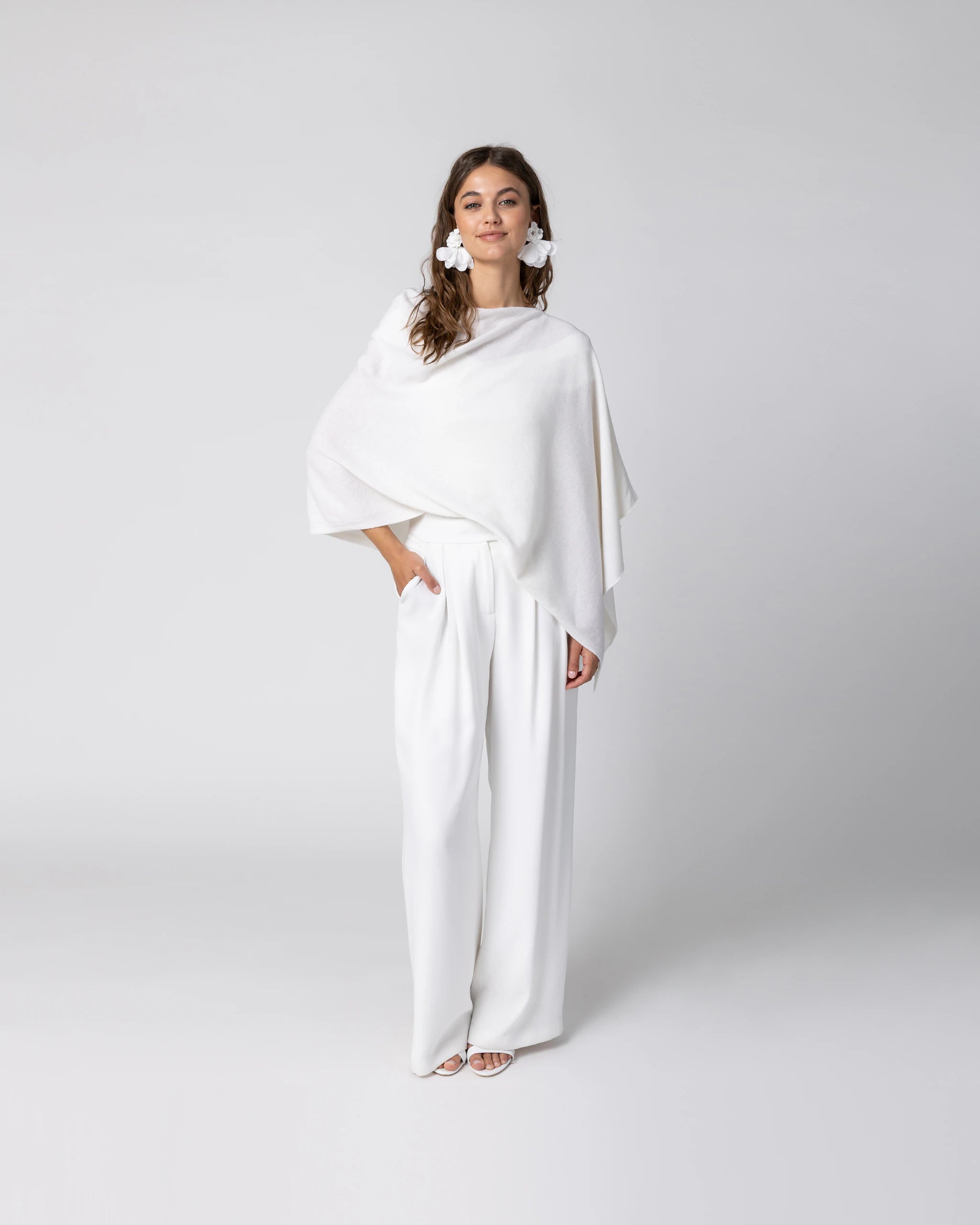Braut in Winter Braut Hosenanzug mit weiter Marlene Hose und ivory Braut Poncho Ansicht vorne