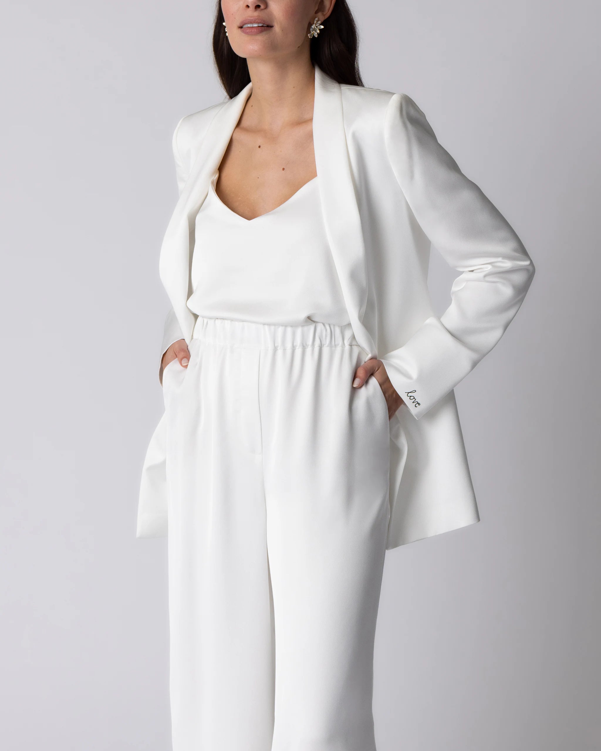 Schlichter Hosenanzug im Satin Look mit passendem Blazer - Detailansicht