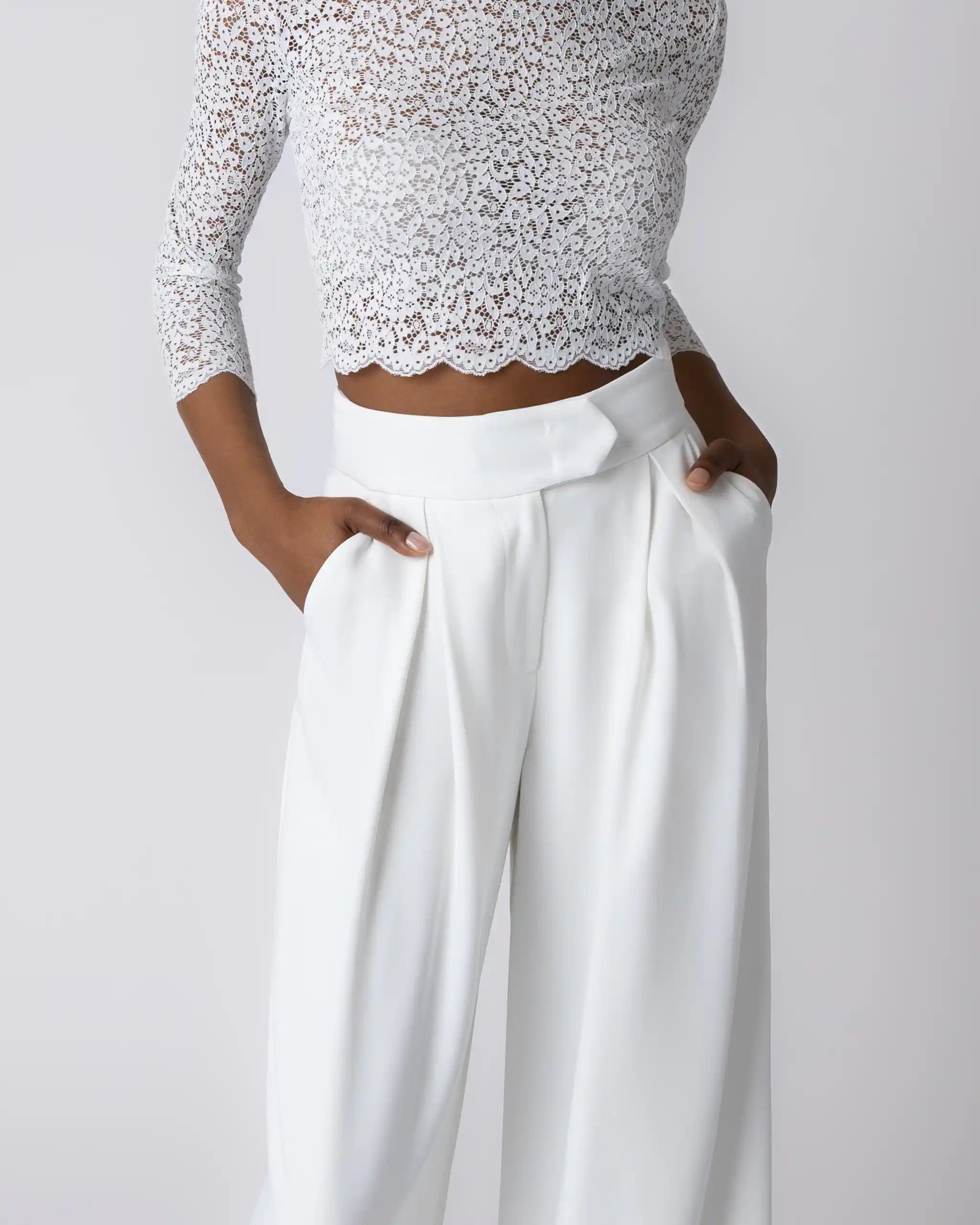 Verspielter Jumpsuit Zweiteiler mit Floralem Spitzen Crop Top - Detailansicht