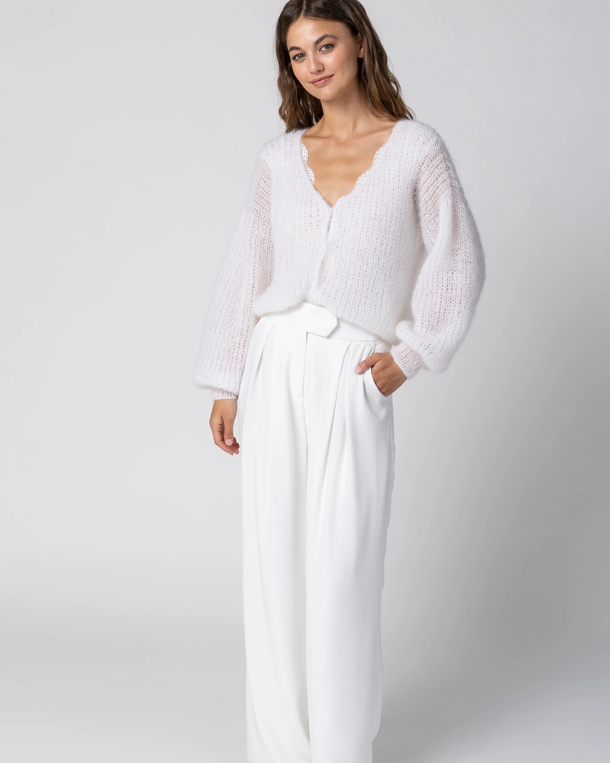 Braut in Winter Braut Jumpsuit mit Mohair Cardigan und weiter Marlene Hose in Ivory Ansicht vorne