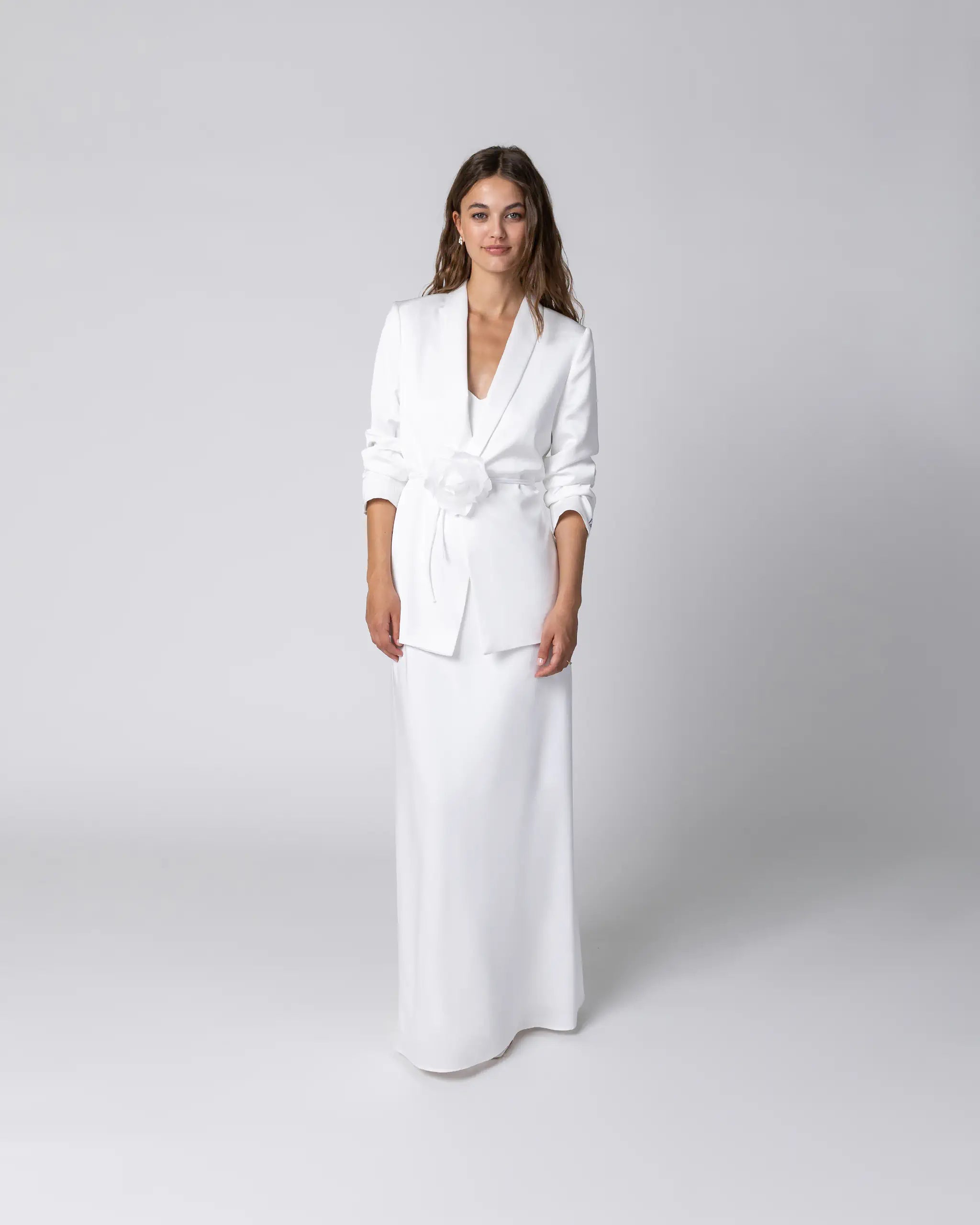 Schlichtes Hochzeitskleid mit Brautblazer und Stoffblume als Brautgürtel für Winterhochzeiten Ansicht vorne