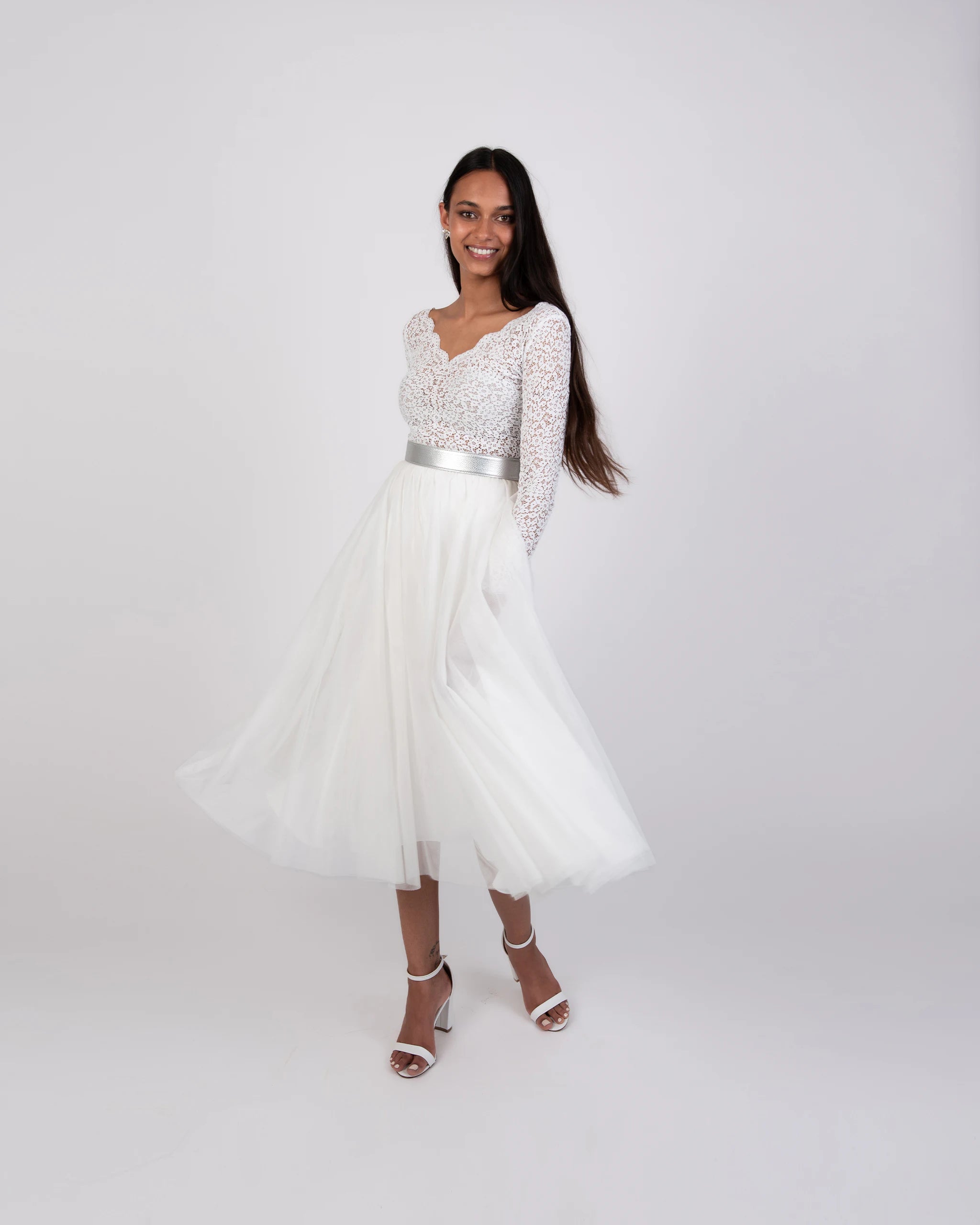 Winter Brautkleid Standesamt langarm Spitzenbody floral und wadenlanger Tüllrock - Ansicht vorne