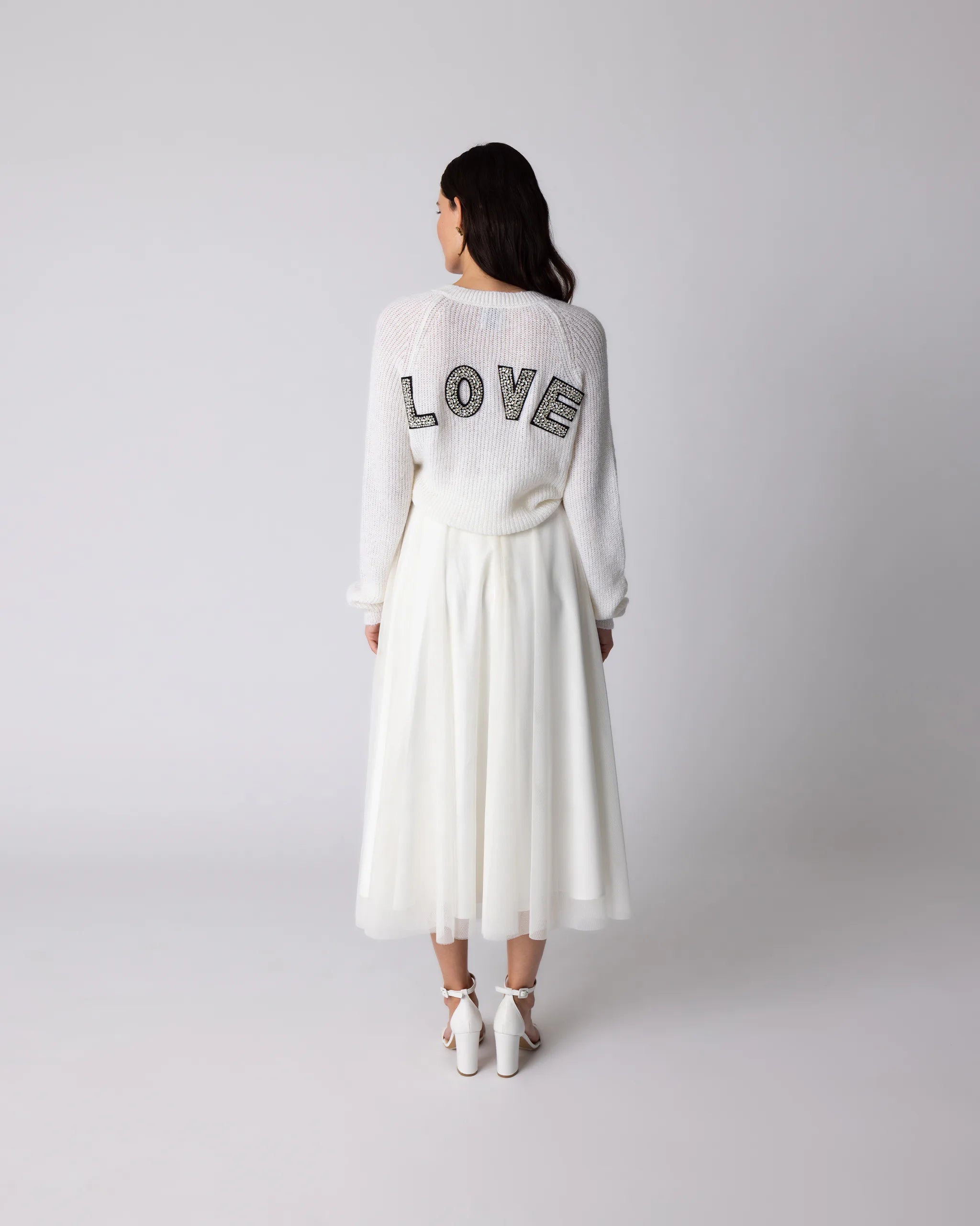 Schlichtes Brautkleid Standesamt mit Strickjacke und wadenlangem Tüllrock -  Rückenansicht