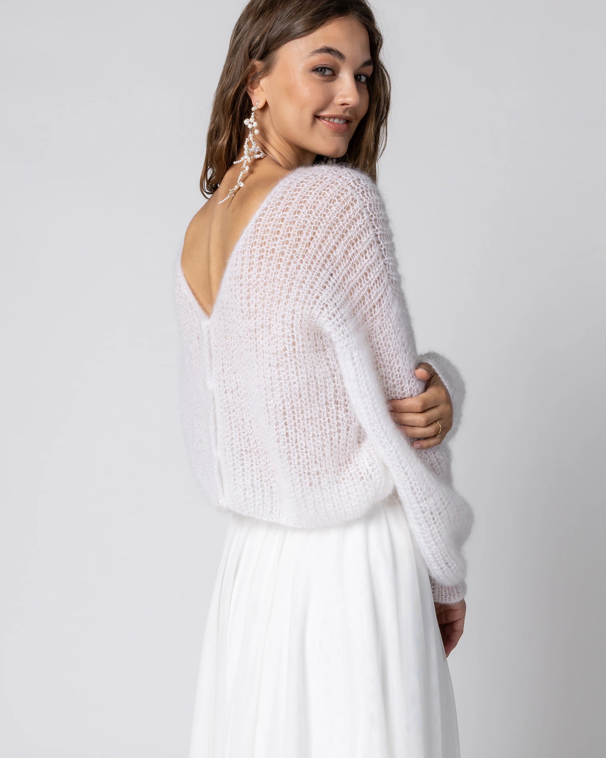 Braut in Winter Brautkleid mit Mohair Cardigan und fliessendem Tüllrock in Ivory Ansicht hinten