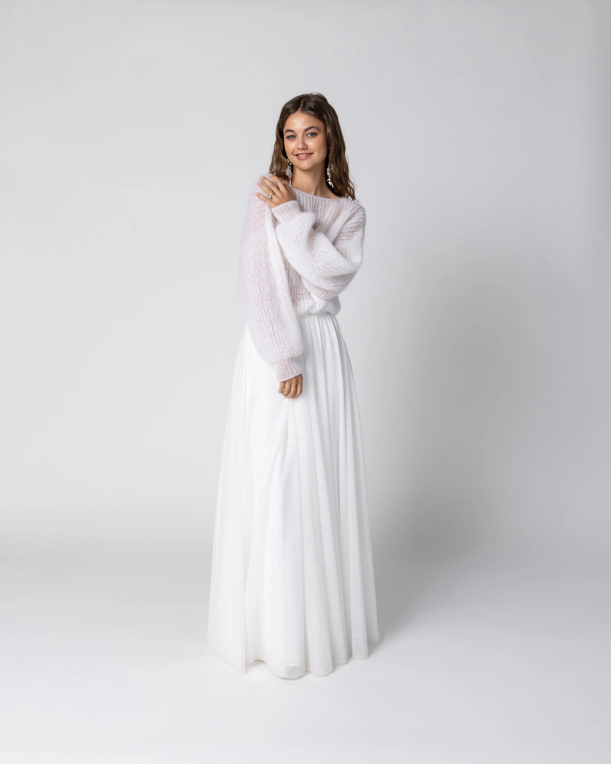 Braut in Winter Brautkleid mit Mohair Cardigan und fliessendem Tüllrock in Ivory Ansicht vorne