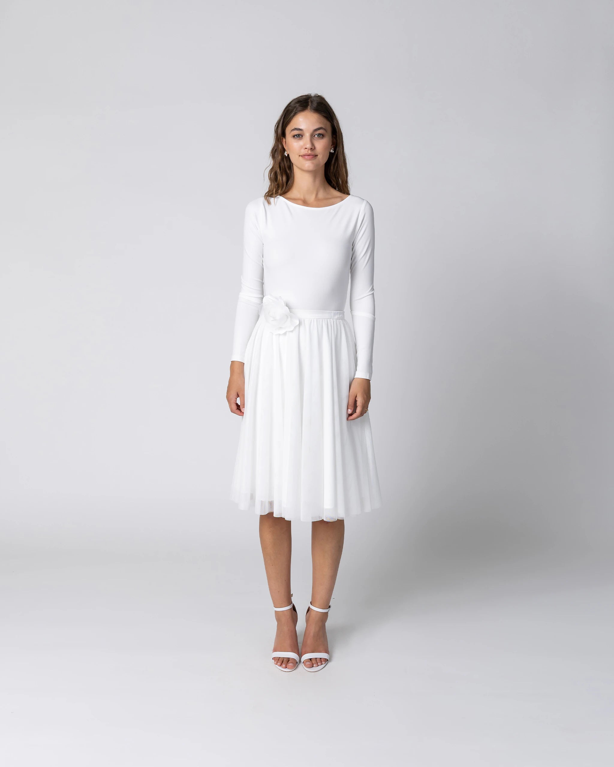 Braut in Winter Standesamtkleid Zweiteiler mit Langarm Body mit Bateau-Ausschnitt und knielangem Tüllrock in Ivory Ansicht vorne