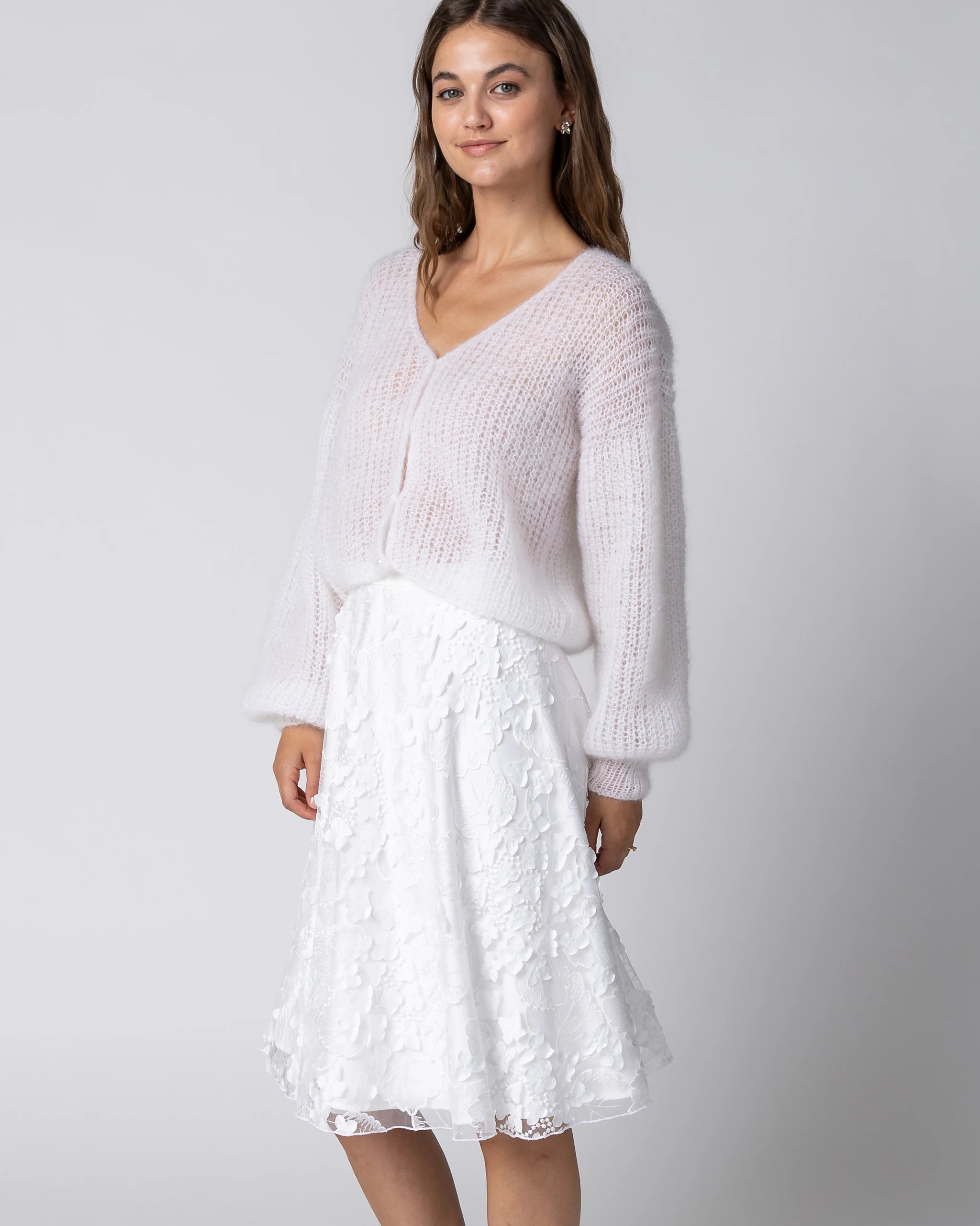 Winter Standesamtkleid mit Mohair Cardigan & 3D Blumenrock Ansicht vorne