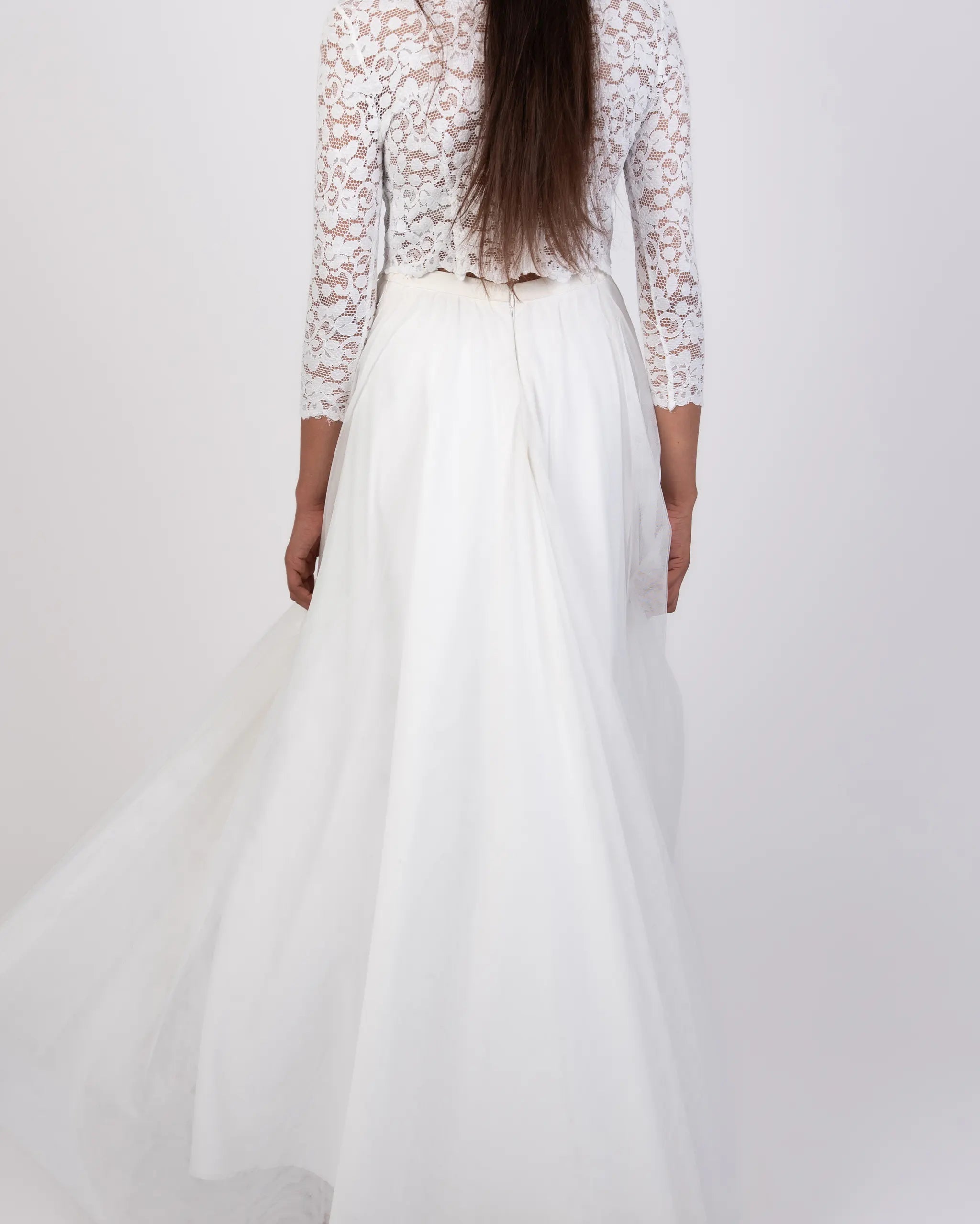 Klassiches Brautkleid aus Spitzen Croptop mit Stehkragen und Tüllrock - Detailansicht