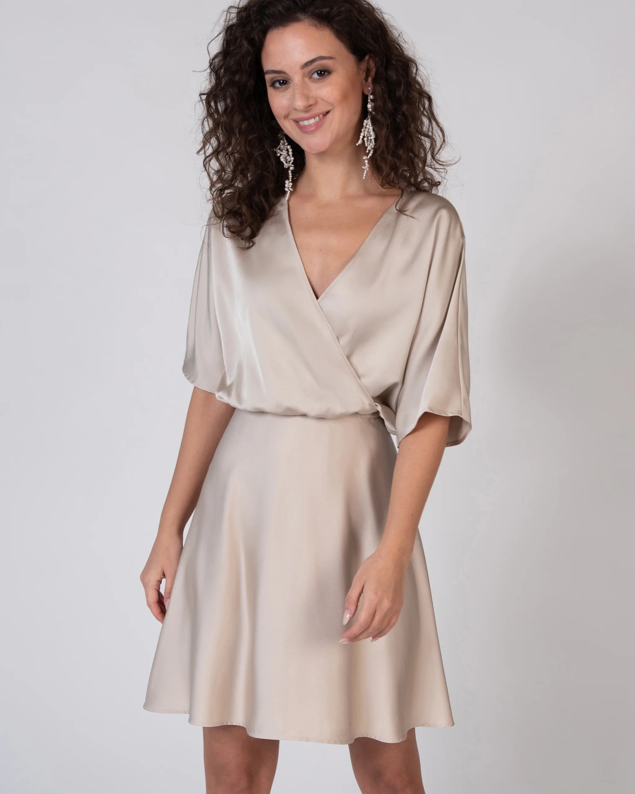 Kurzer Mini Satinrock in champagne Ansicht vorne