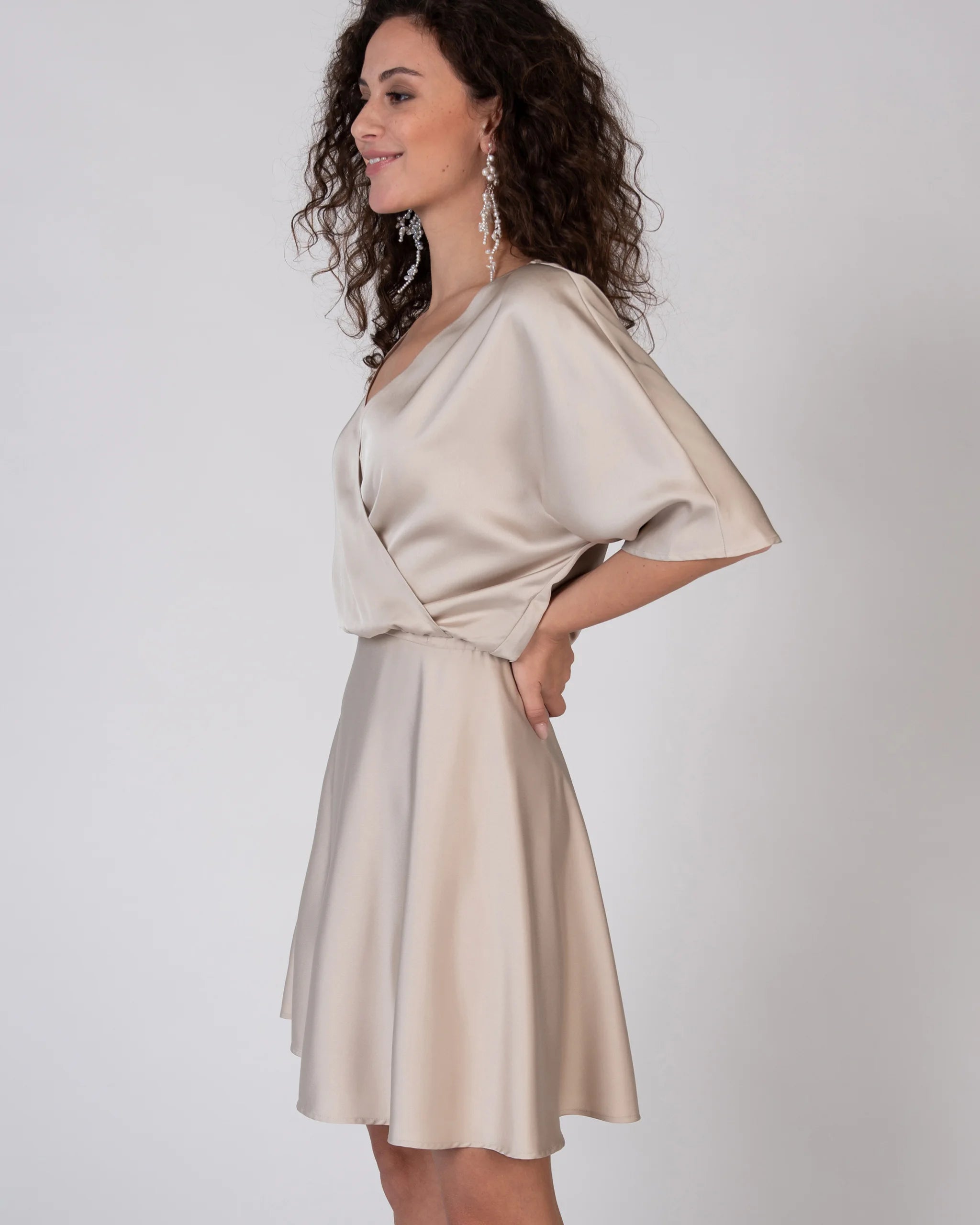 Kurzer Mini Satinrock in champagne Ansicht seitlich