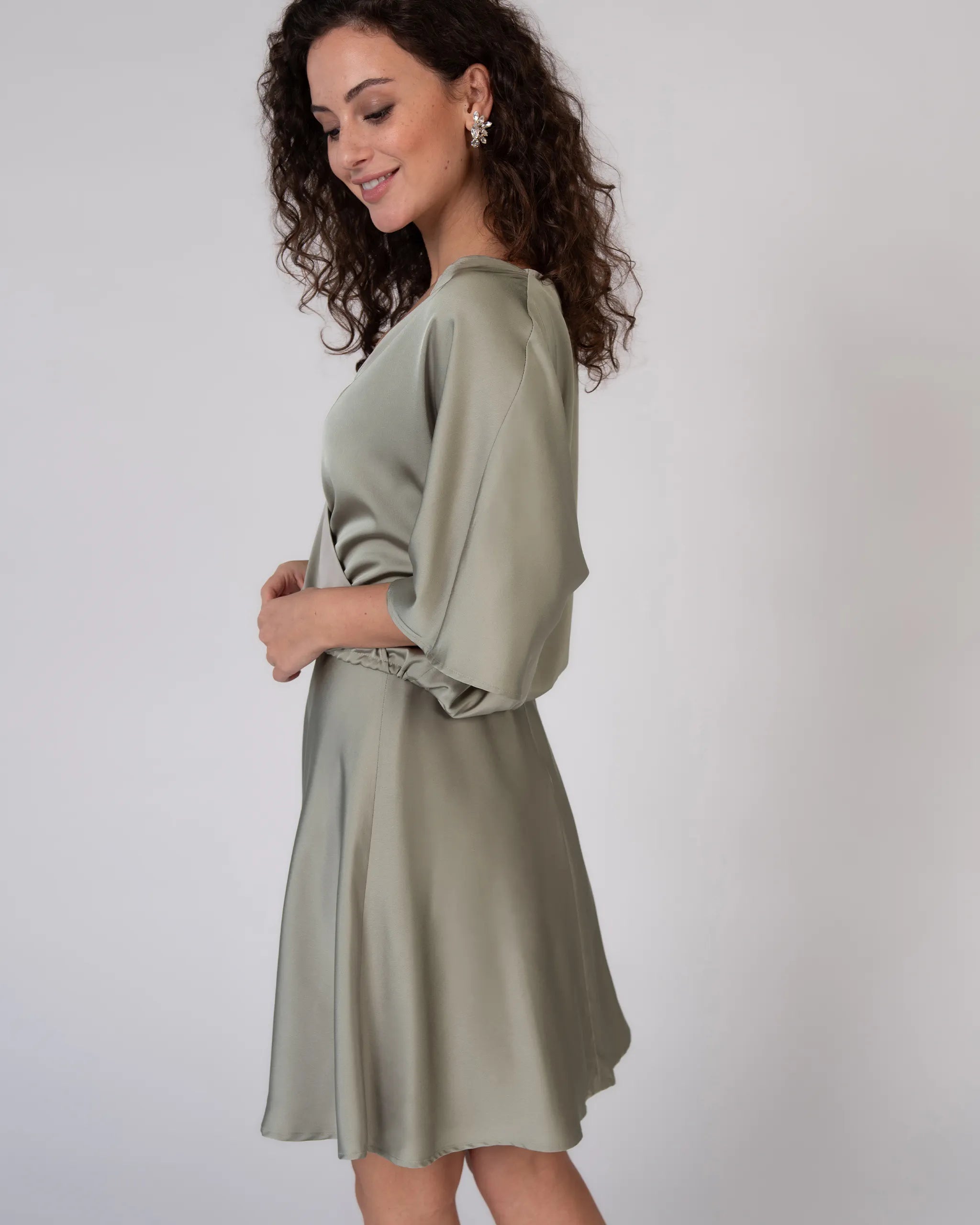 Kurzer Mini Satinrock in olivgrün Ansicht seitlich