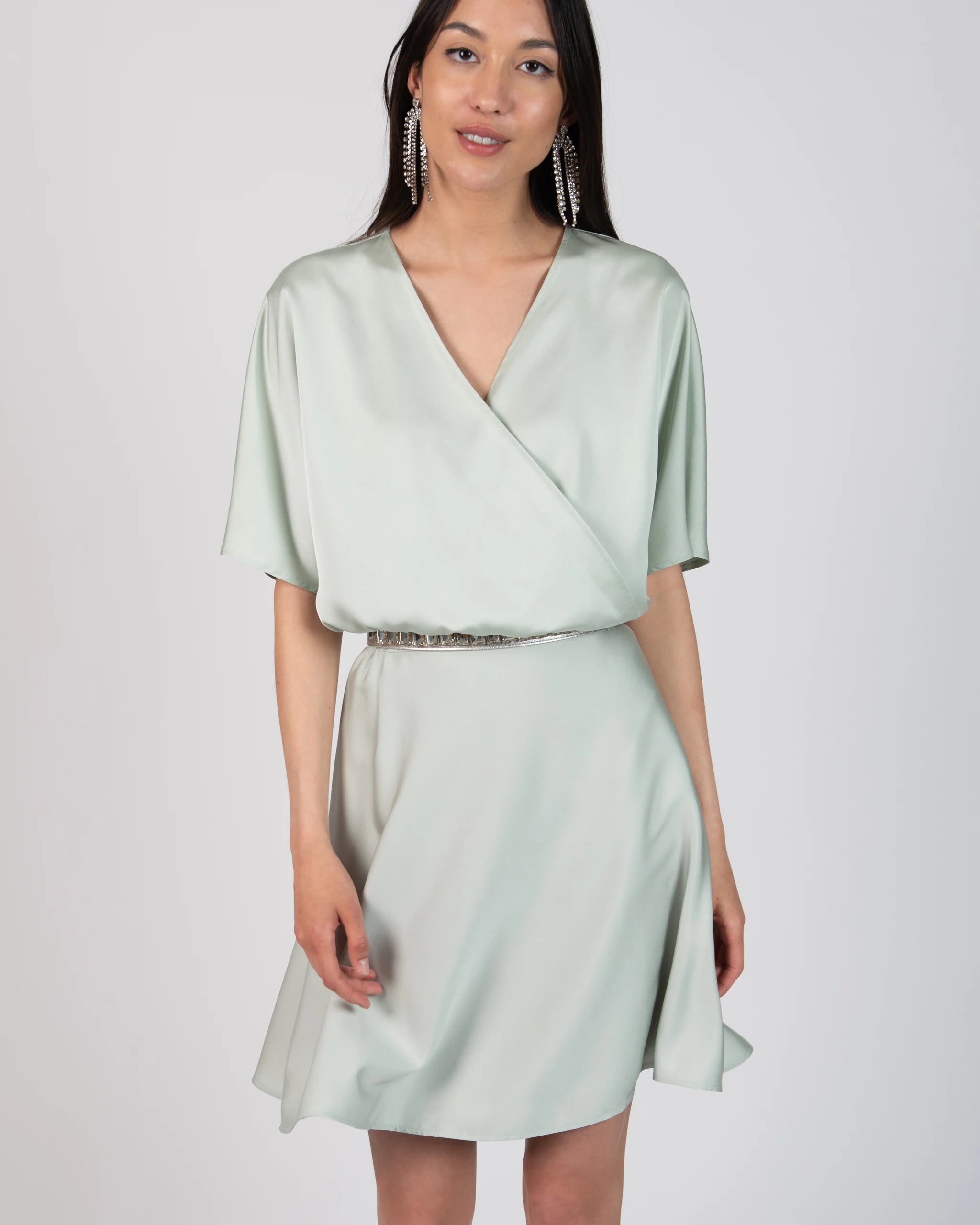 Kurzer Mini Satinrock in salbeigrün Ansicht vorne