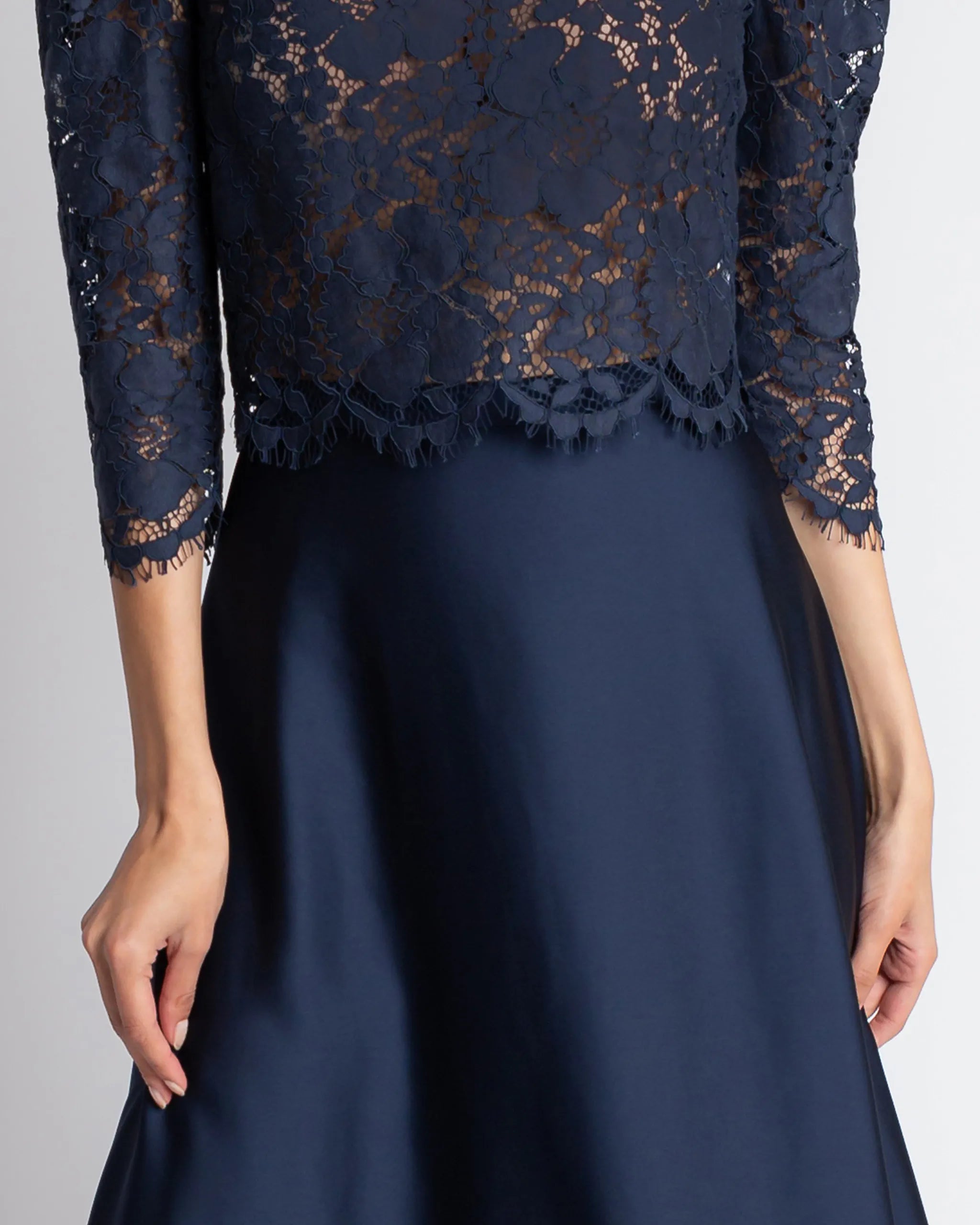 Elegantes Brautjungfernkleid mit Spitzen Top und kurzem Satinrock - Detailansicht