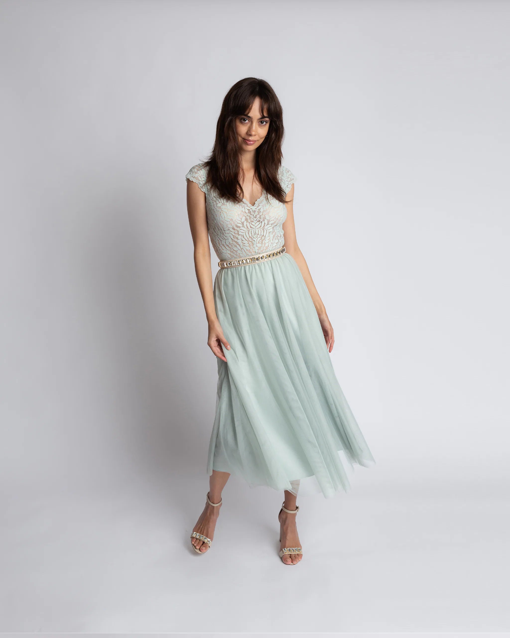 Salbeigrünes Brautjungfernkleid mit Botanik Spitzenbody mit kurzen Ärmeln und Tüllrock - Ansicht vorne