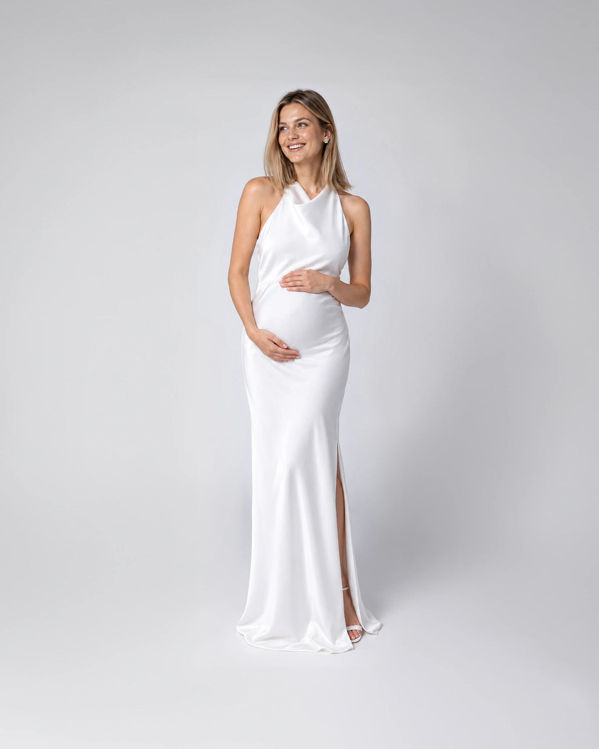 Neckholder Brautkleid an Schwangeren mit Rückenausschnitt und seitlichem Schlitz - Ansicht vorne