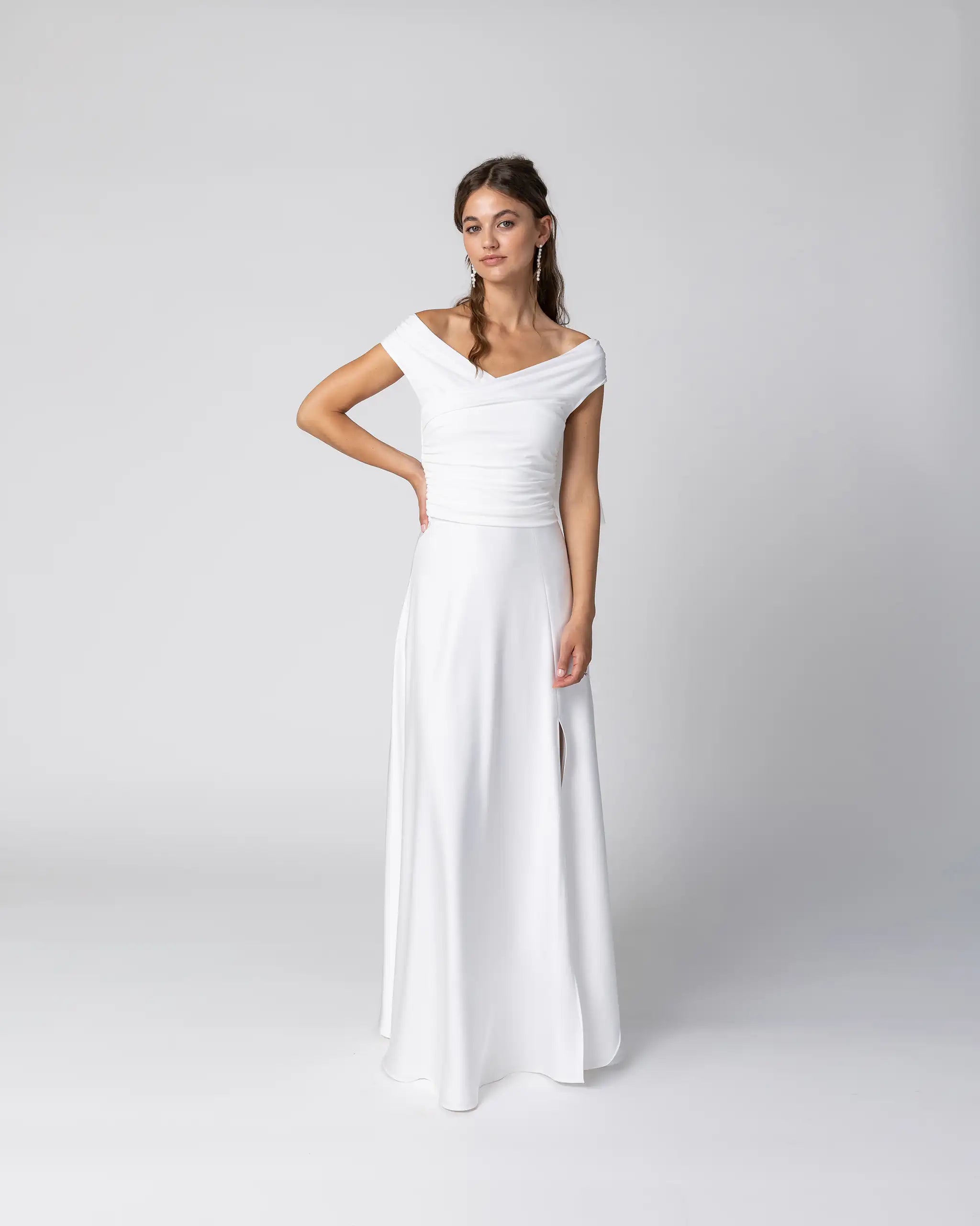 Modernes Hochzeitskleid mit Off-Shoulder Top & Satinrock Ansicht vorne