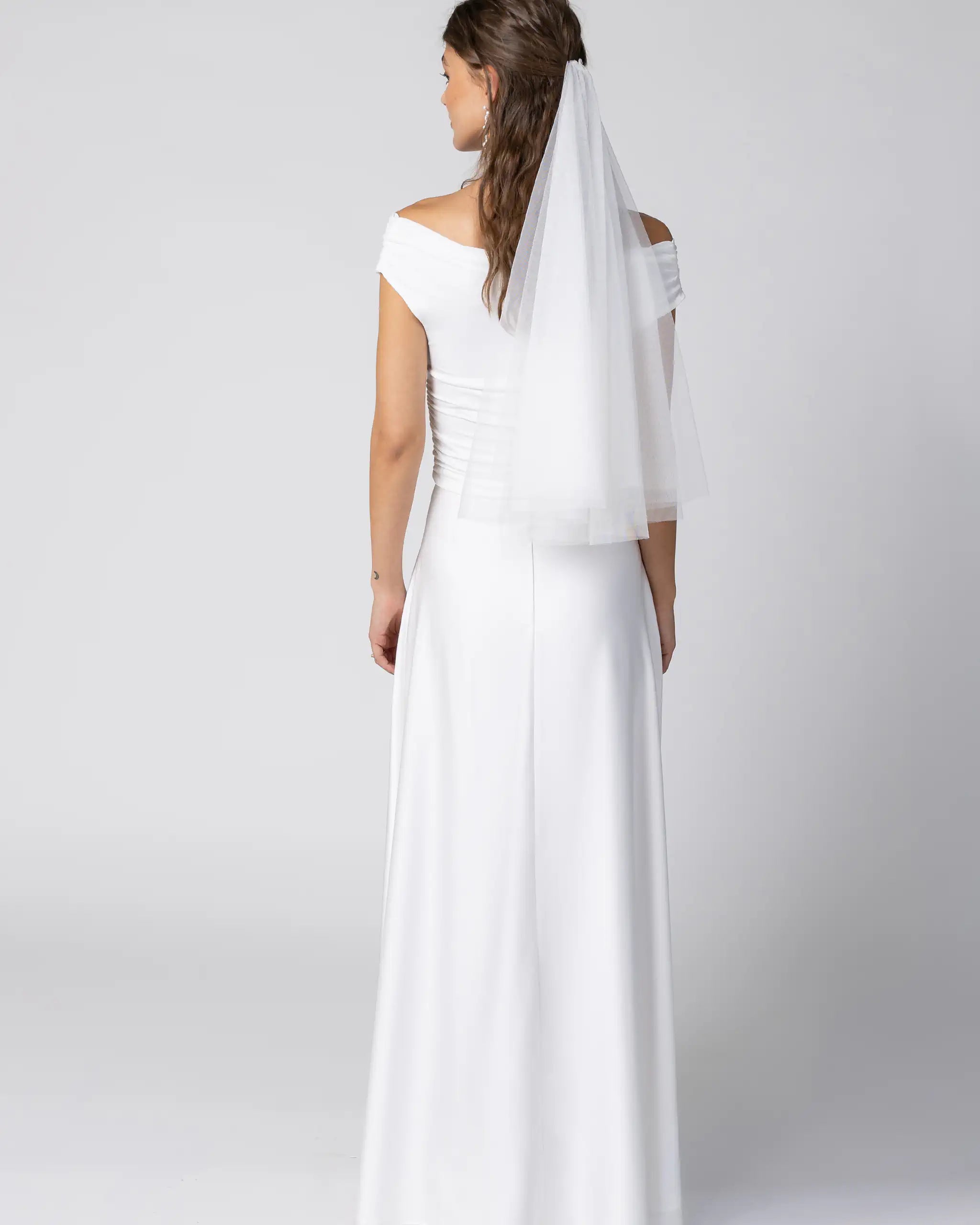 Modernes Hochzeitskleid mit Off-Shoulder Top & Satinrock Ansicht hinten