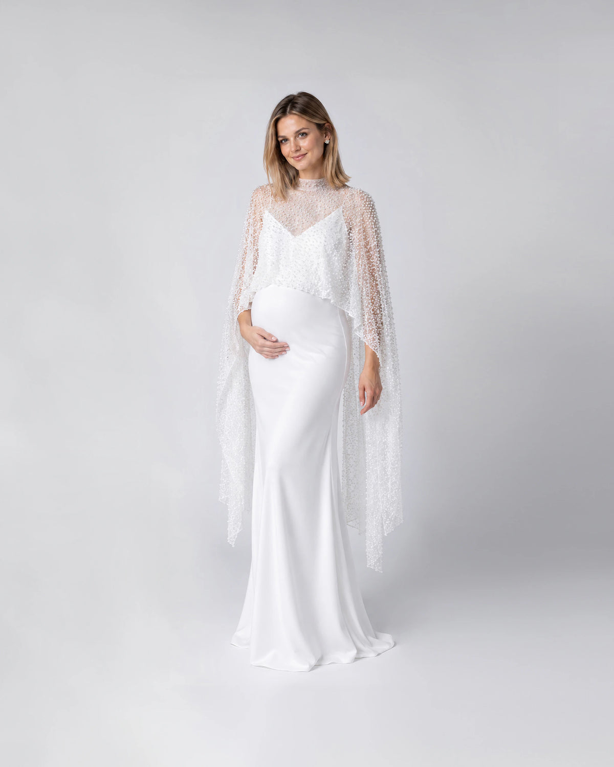 Slip Dress kombiniert mit Perlen Cape an einer Schwangeren - Ansicht vorne