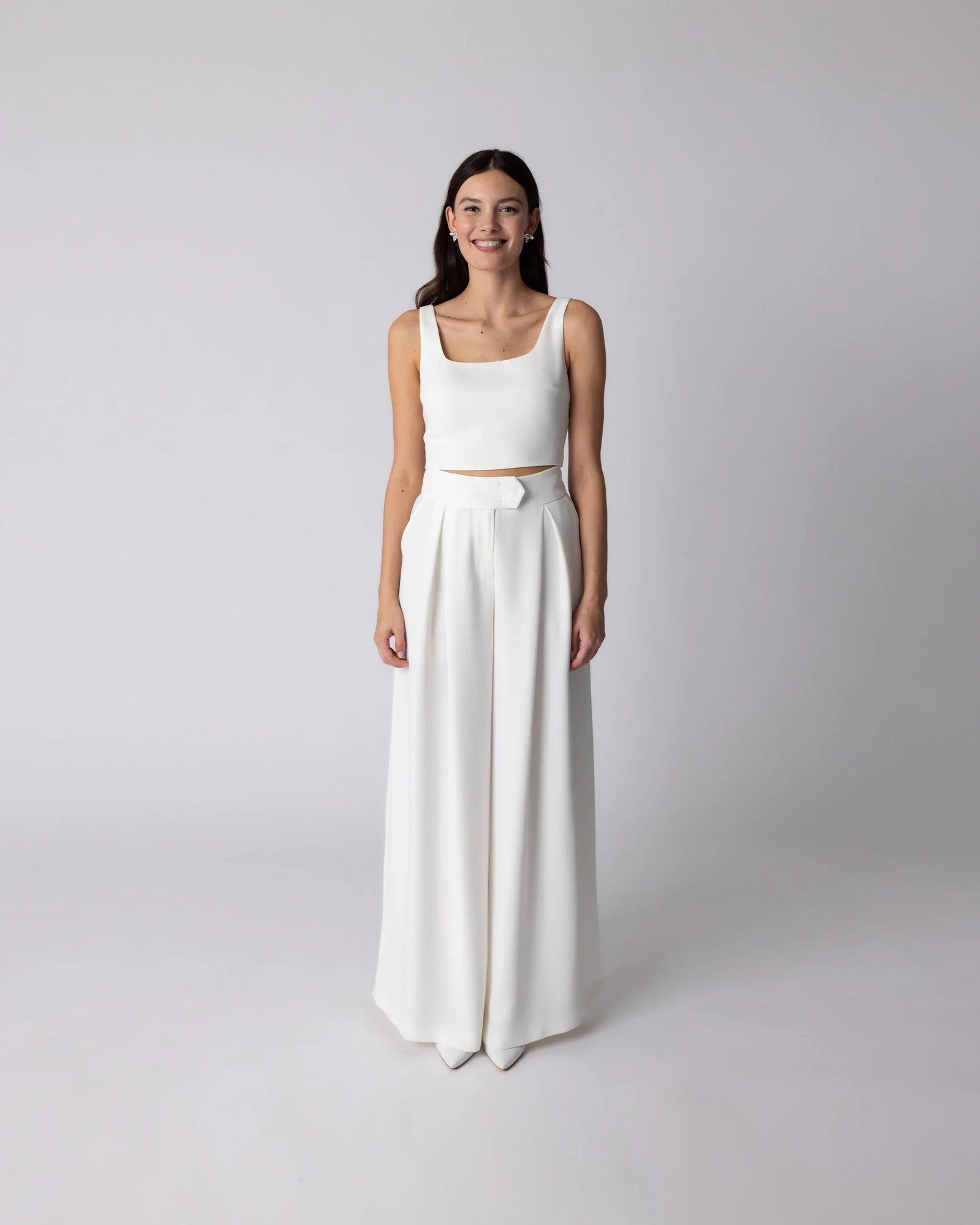 Braut Hosenanzug mit weiter Marlene Brauthose und kurzem Brautoberteil mit Carré Ausschnitt