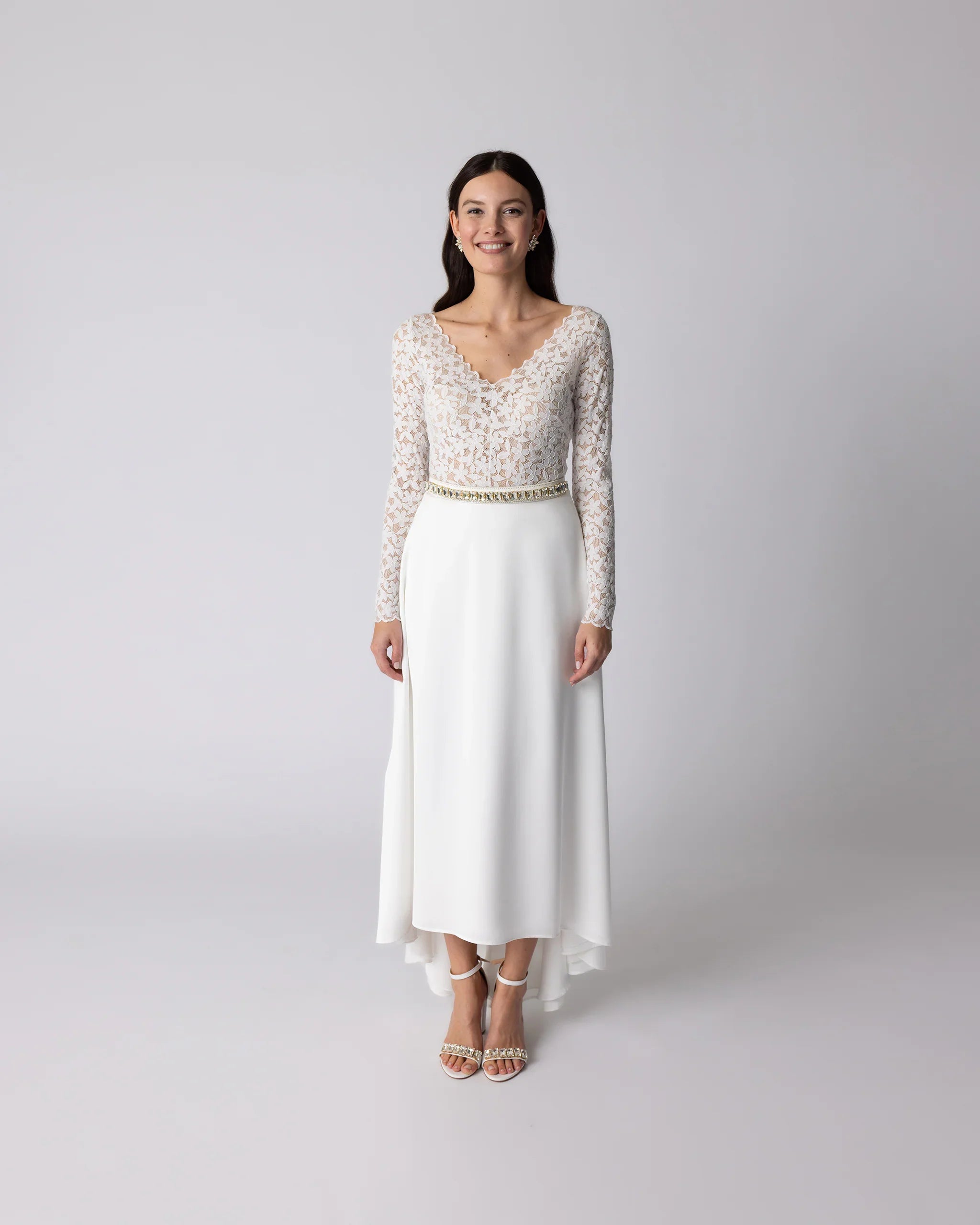 Winter Brautkleid langarm Brautbody aus floraler Spitze V-Ausschnitt und langem Satinrock und Brautgürtel