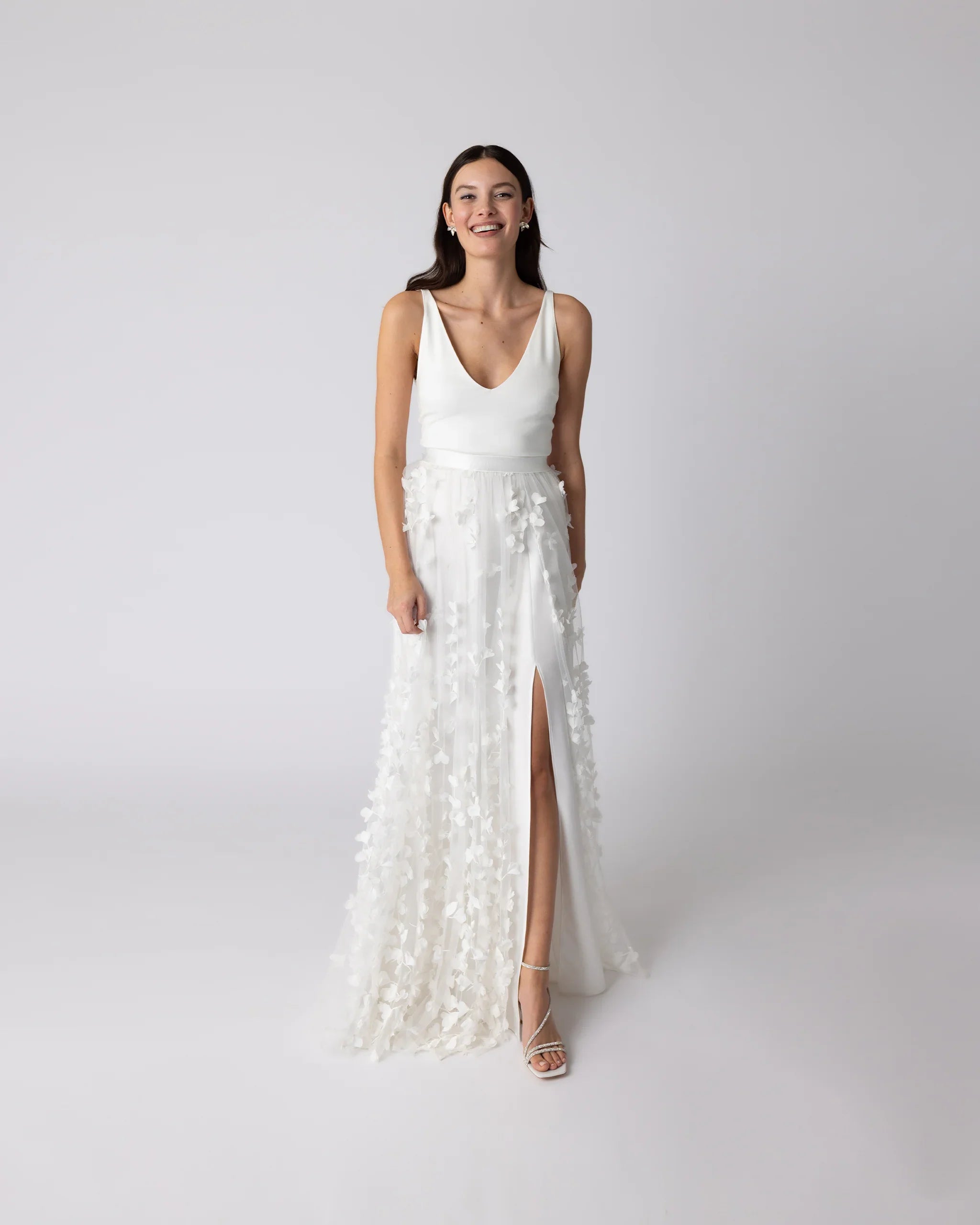 Brautkleid bodenlang mit 3D Blütenapplikationen Satinrock mit Schlitz und Brautbody schmale Träger