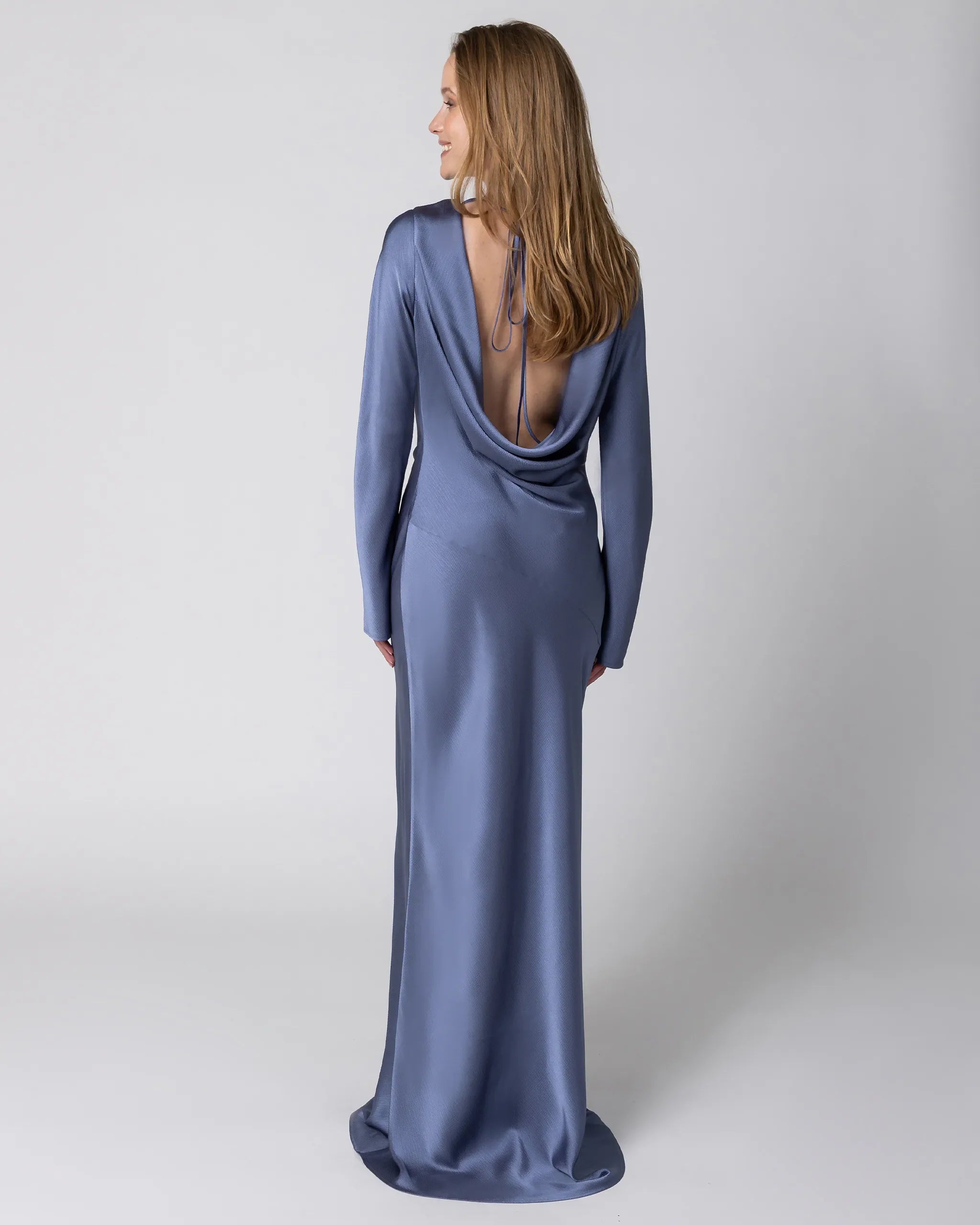 Rückenfreies Langarm Abendkleid aus Satin in Steel Blue mit tiefem Wasserfallausschnitt