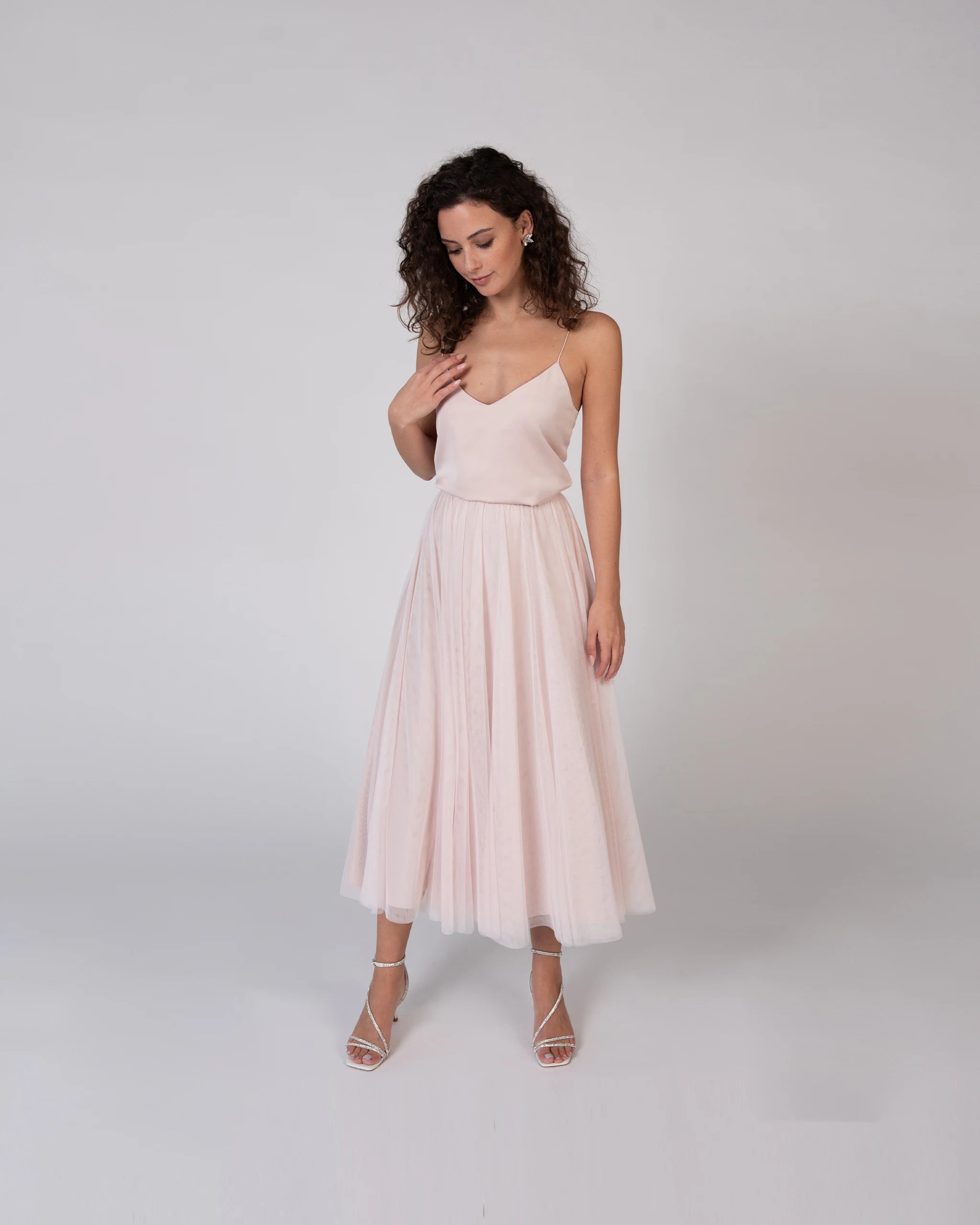 Sommerliches Abendkleid mit Trägertop und wadenlangem Tüllrock - Ansicht vorne