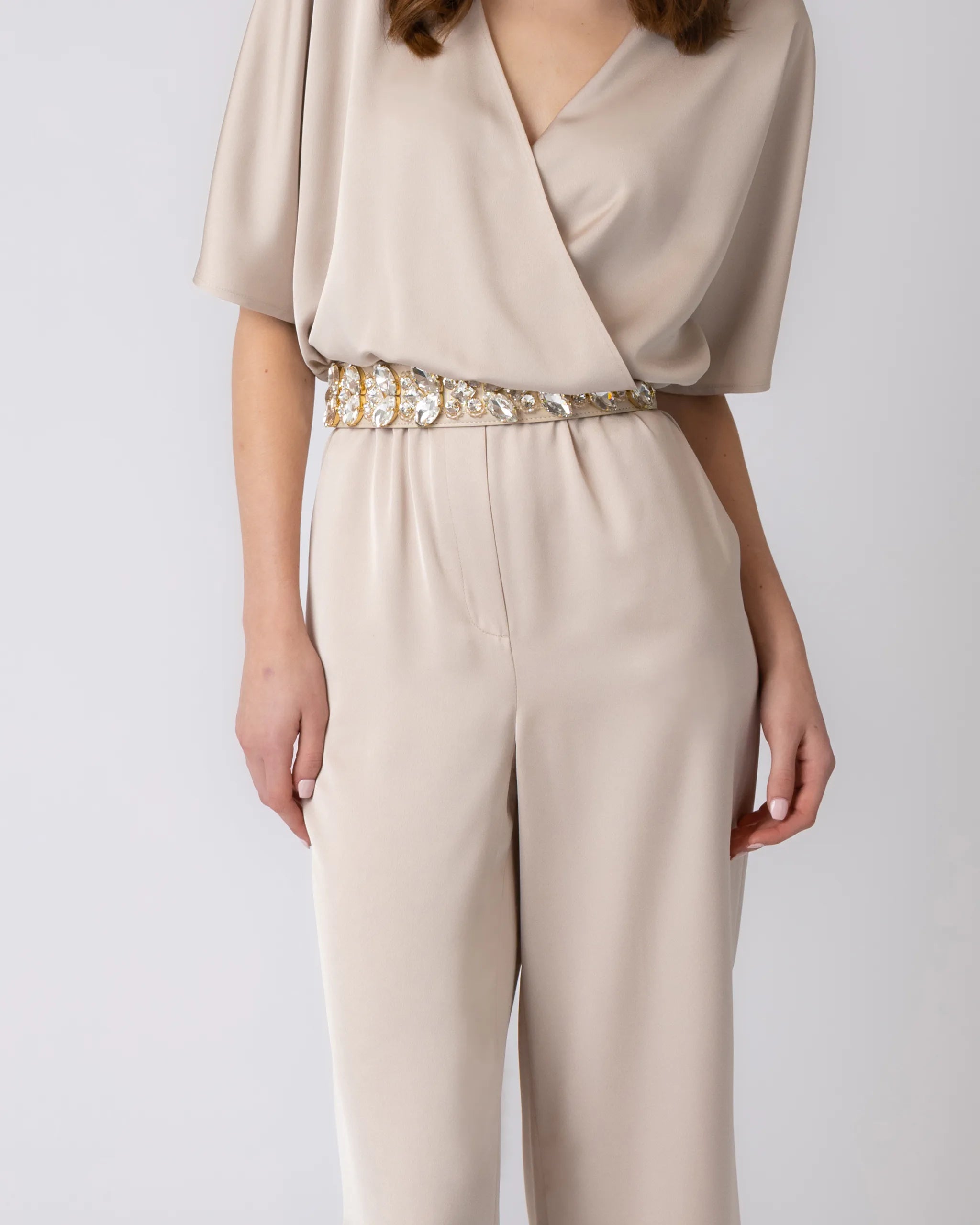 Abendkleid Zweiteiler Satin Culotte und Satinoberteil Kristallgürtel Taille champagne - Detailansicht vorne