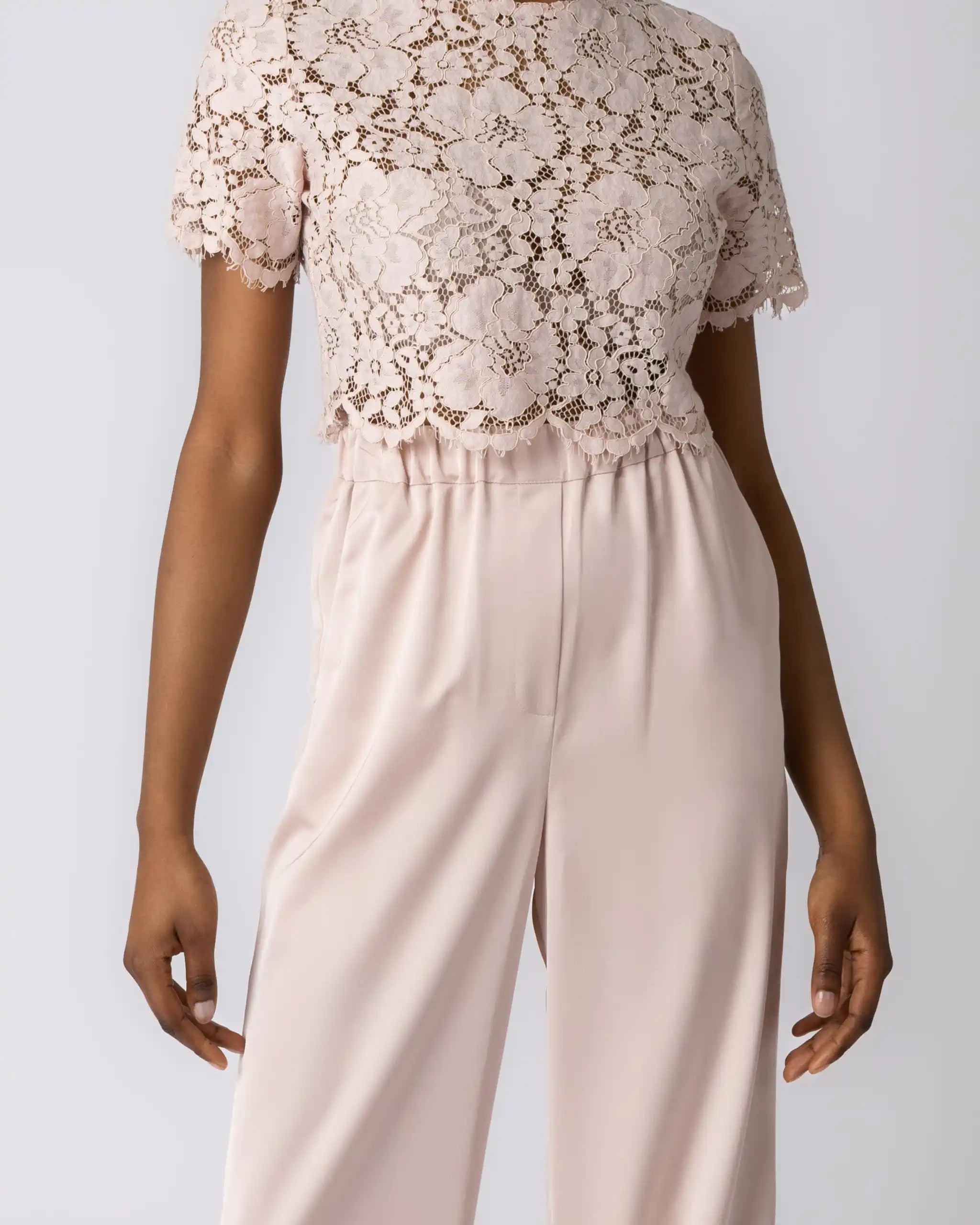 Elegantes kurzarm Oberteil aus rosa Vintagespitze - Detailansicht