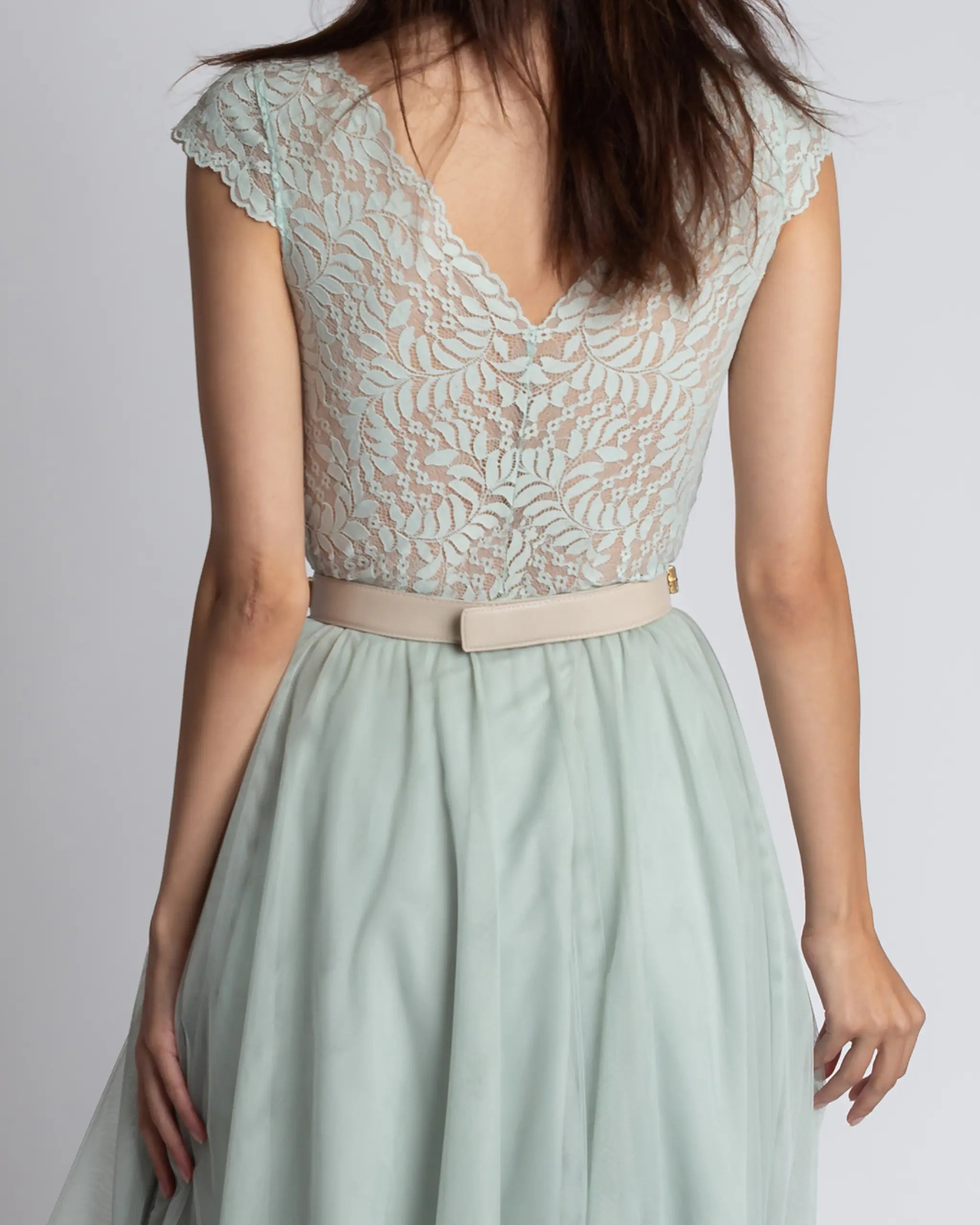 Wadenlanges Abendkleid mit Spitzenbody in Mintgrün - Ansicht hinten