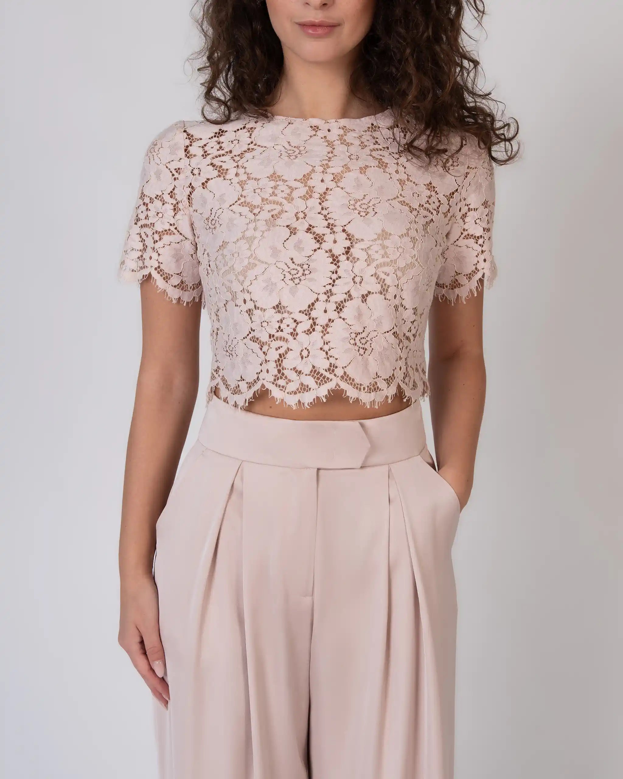 Abendkleid Zweiteiler bestehend aus Spitzen Top und weiter Hose - Detailansicht vorne