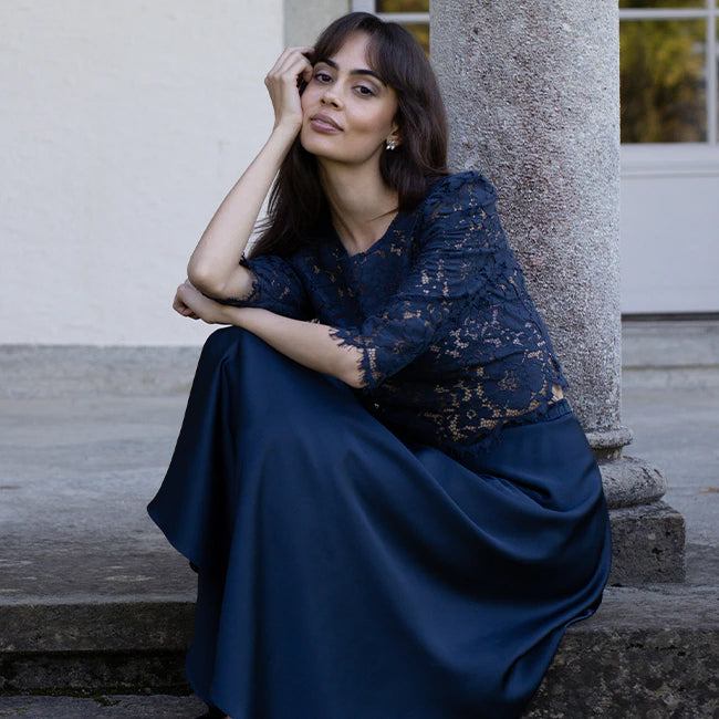 Abendkleid dunkelblau Satinrock Midilänge und Spitzenoberteil langarm