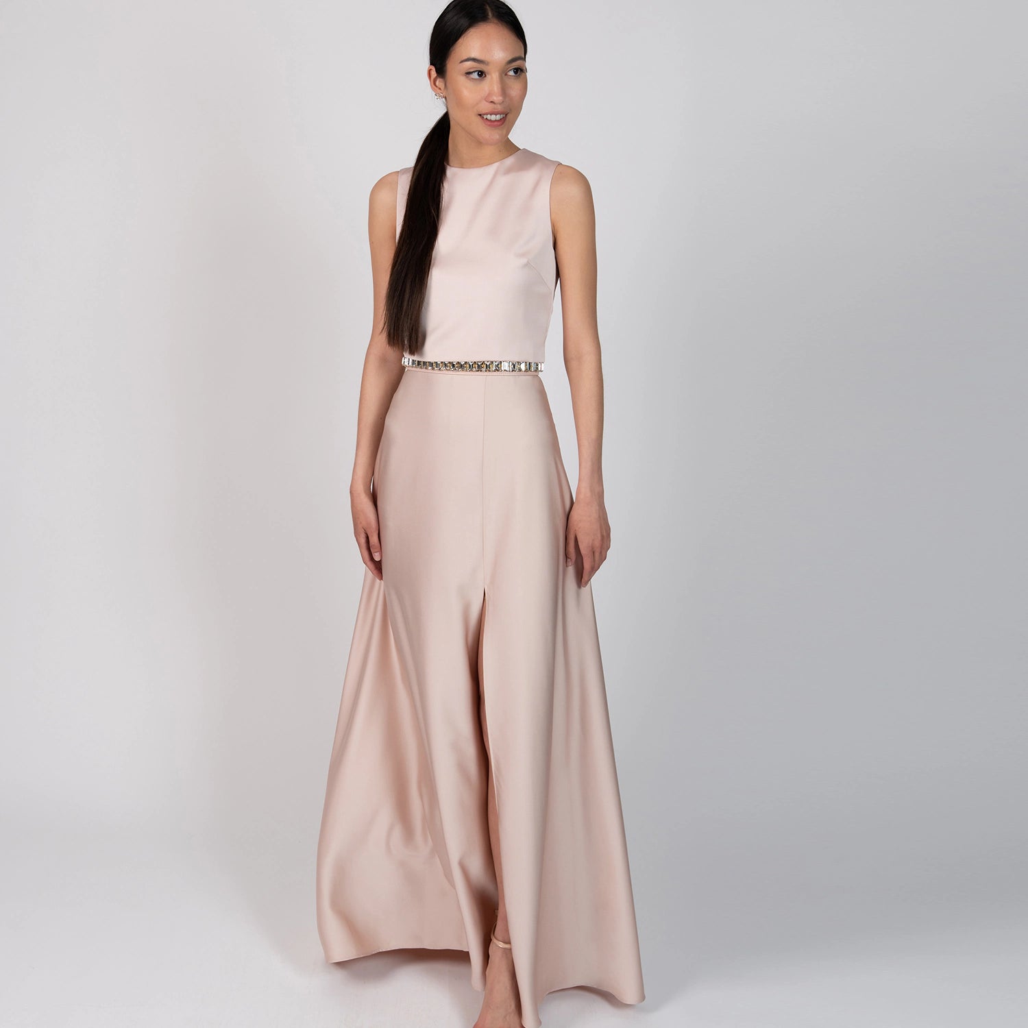Modernes Abendkleid mit langem Satinrock mit Schlitz und Crop Top rosa