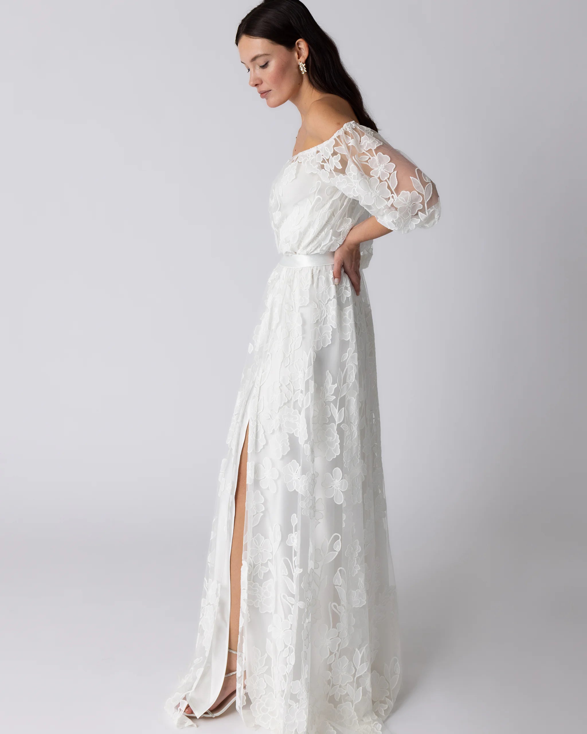 Bodenlanger Überrock aus Tüll mit Blumen bestickt Ansicht Seite