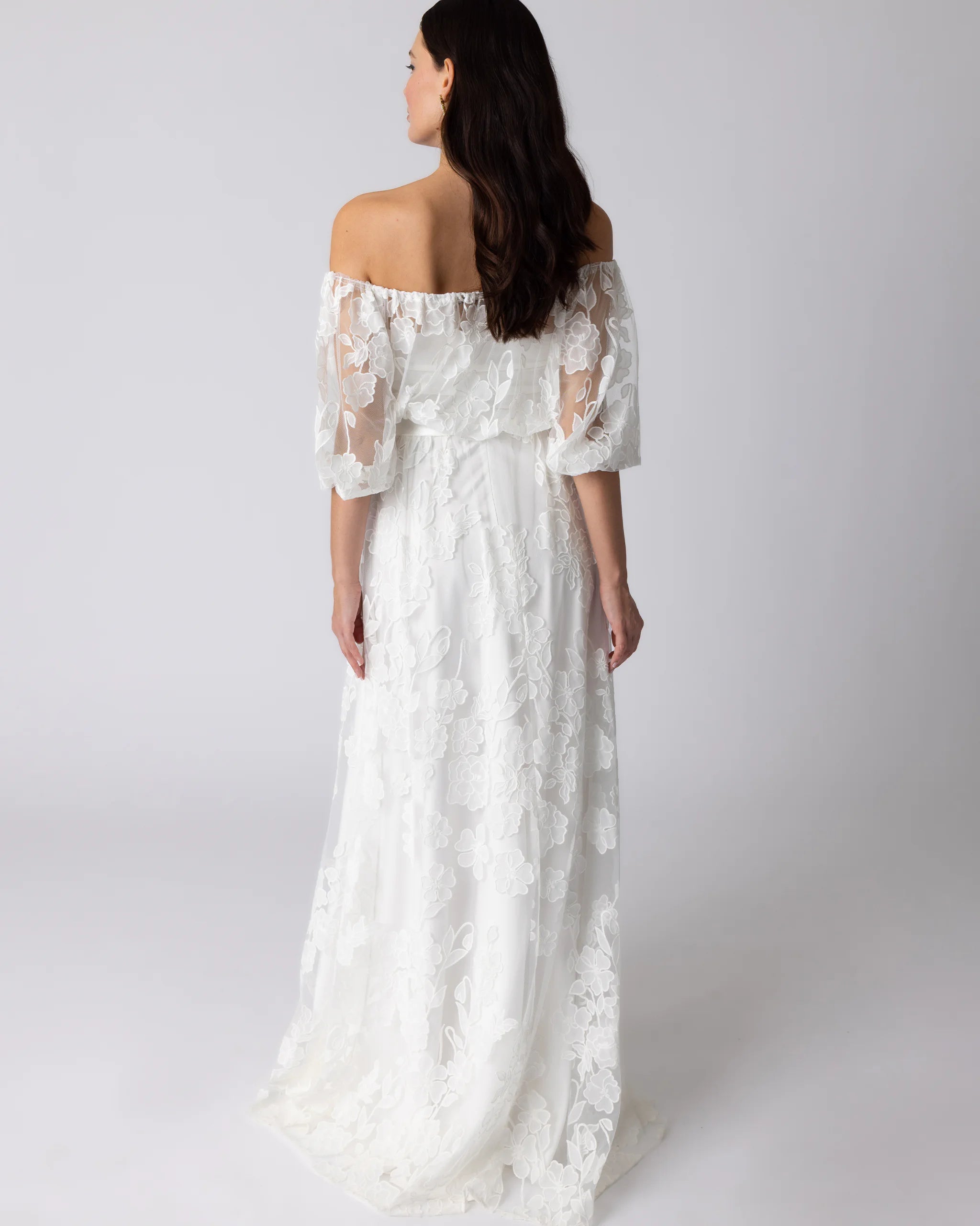 Bodenlanger Überrock aus Tüll mit Blumen bestickt Ansicht hinten