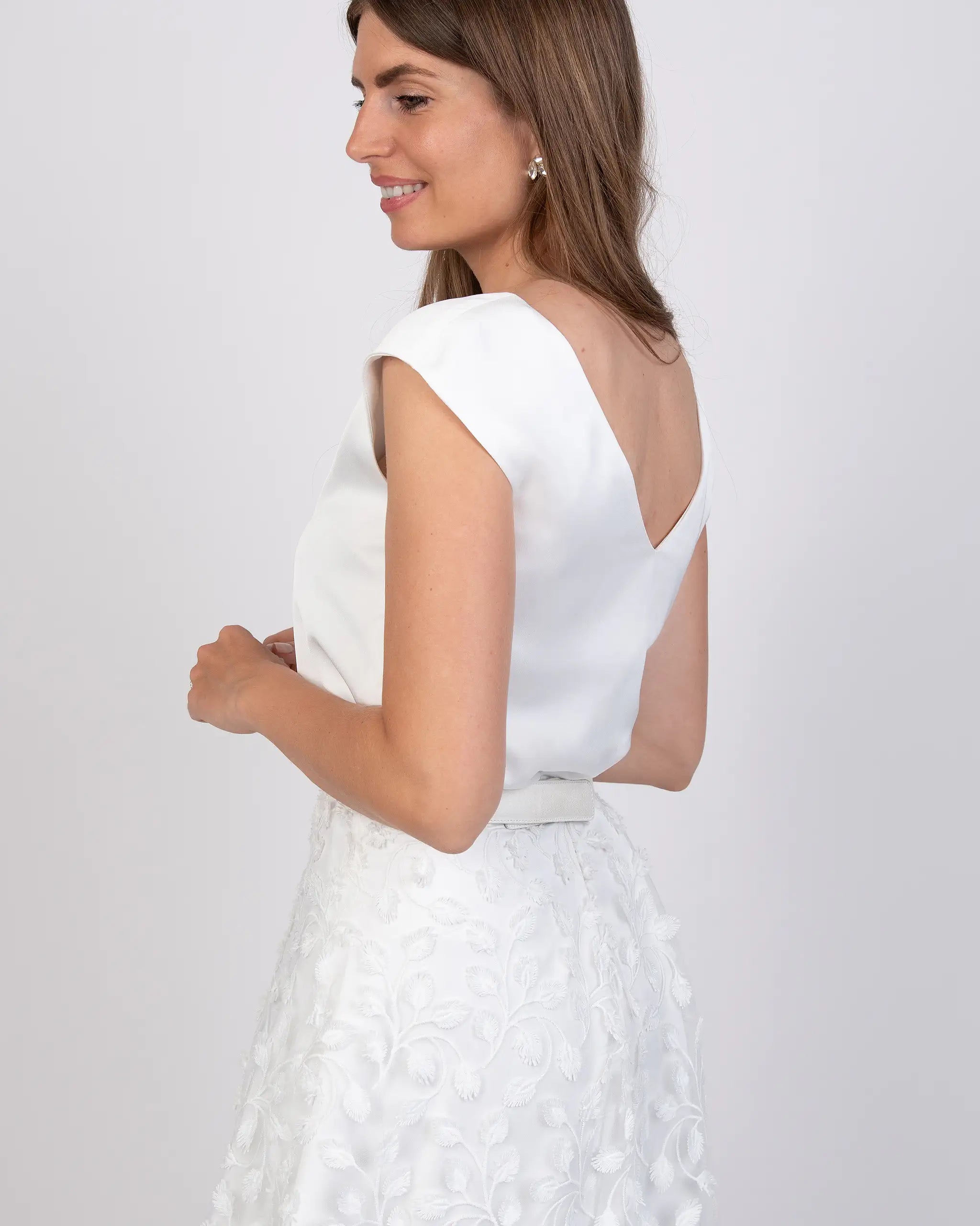 Braut Satin Top mit V-Ausschnitt in ivory Freisteller hinten
