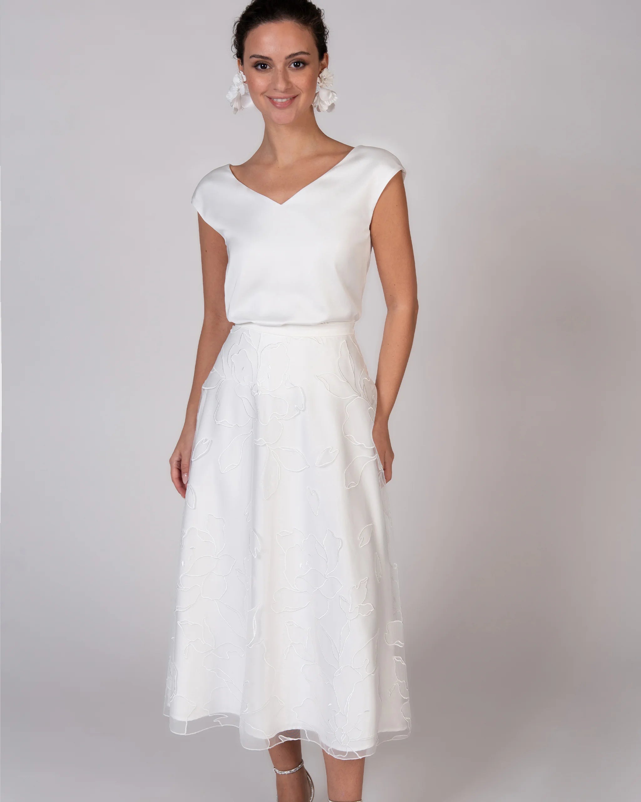 Braut Satin Top mit V-Ausschnitt in ivory als Zweitgeiler kombiniert mit einem wadenlangen Tüllrock
