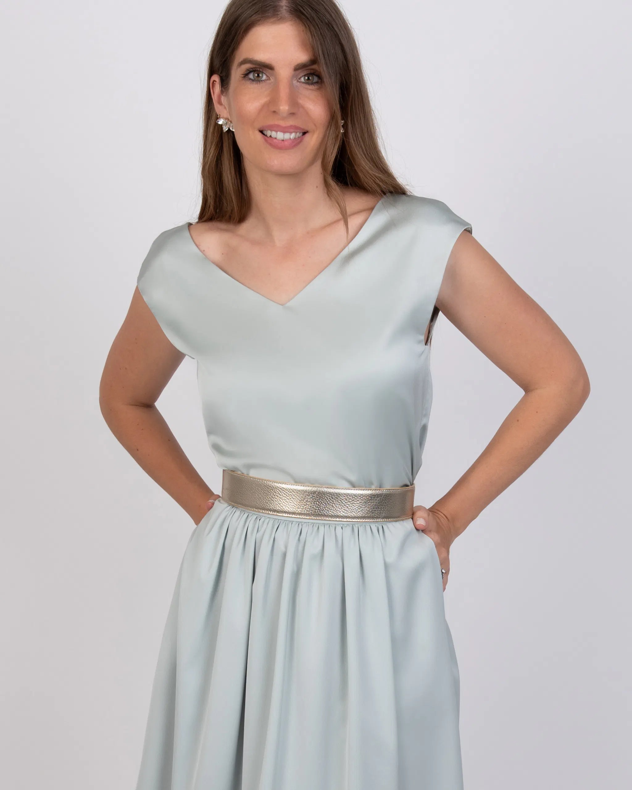 Satin Top mit V-Ausschnitt in salbeigrün Ansicht vorne