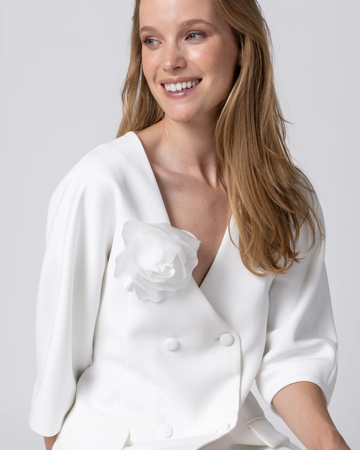 Braut Blumenbrosche aus Organza Stoff an Braut Blazerkleid