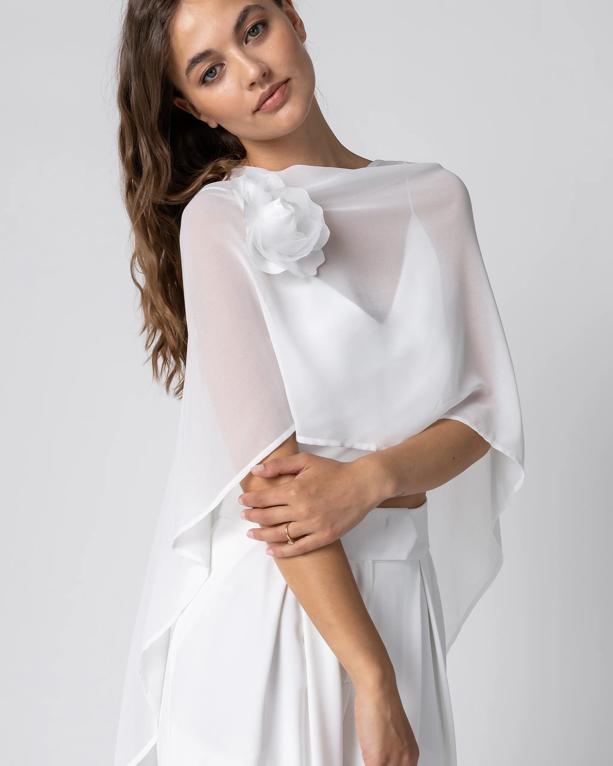 Braut Blumenbrosche aus Organza Stoff an Brautcape aus Chiffon