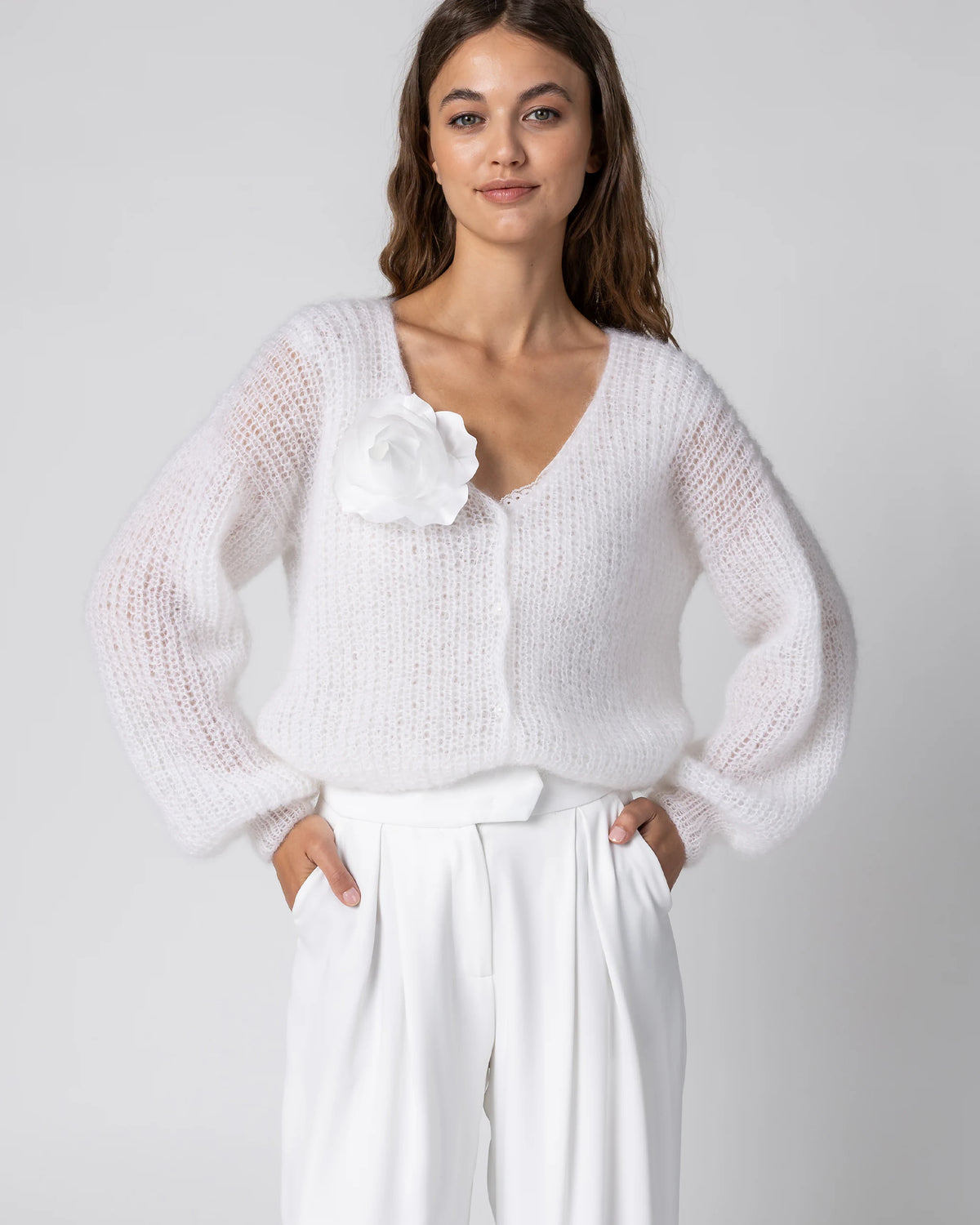 Braut Blumenbrosche aus Organza Stoff an Strickcardigan aus Mohair