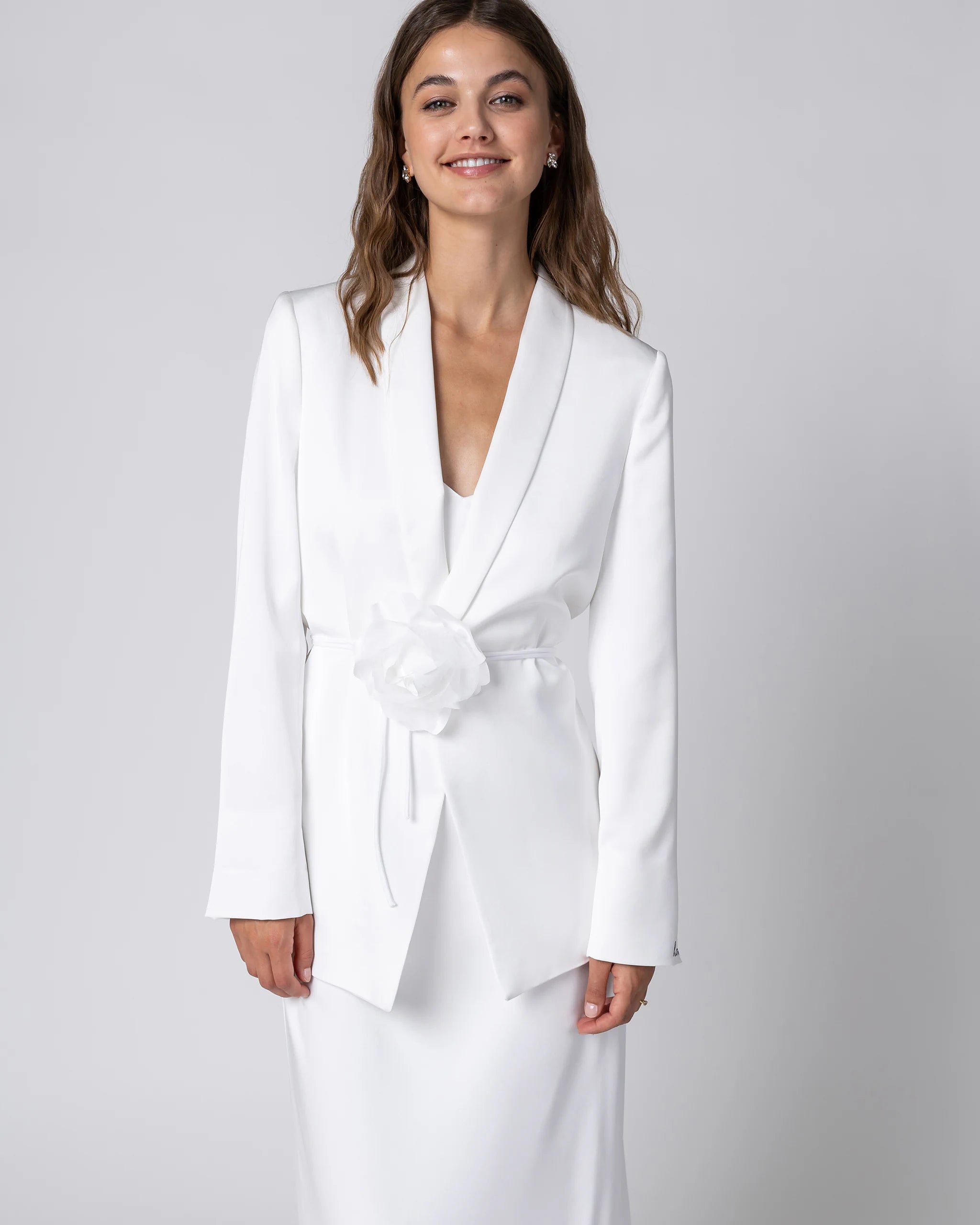 Braut Blumenbrosche aus Organza Stoff an Brautblazer als Gürtel um Taille