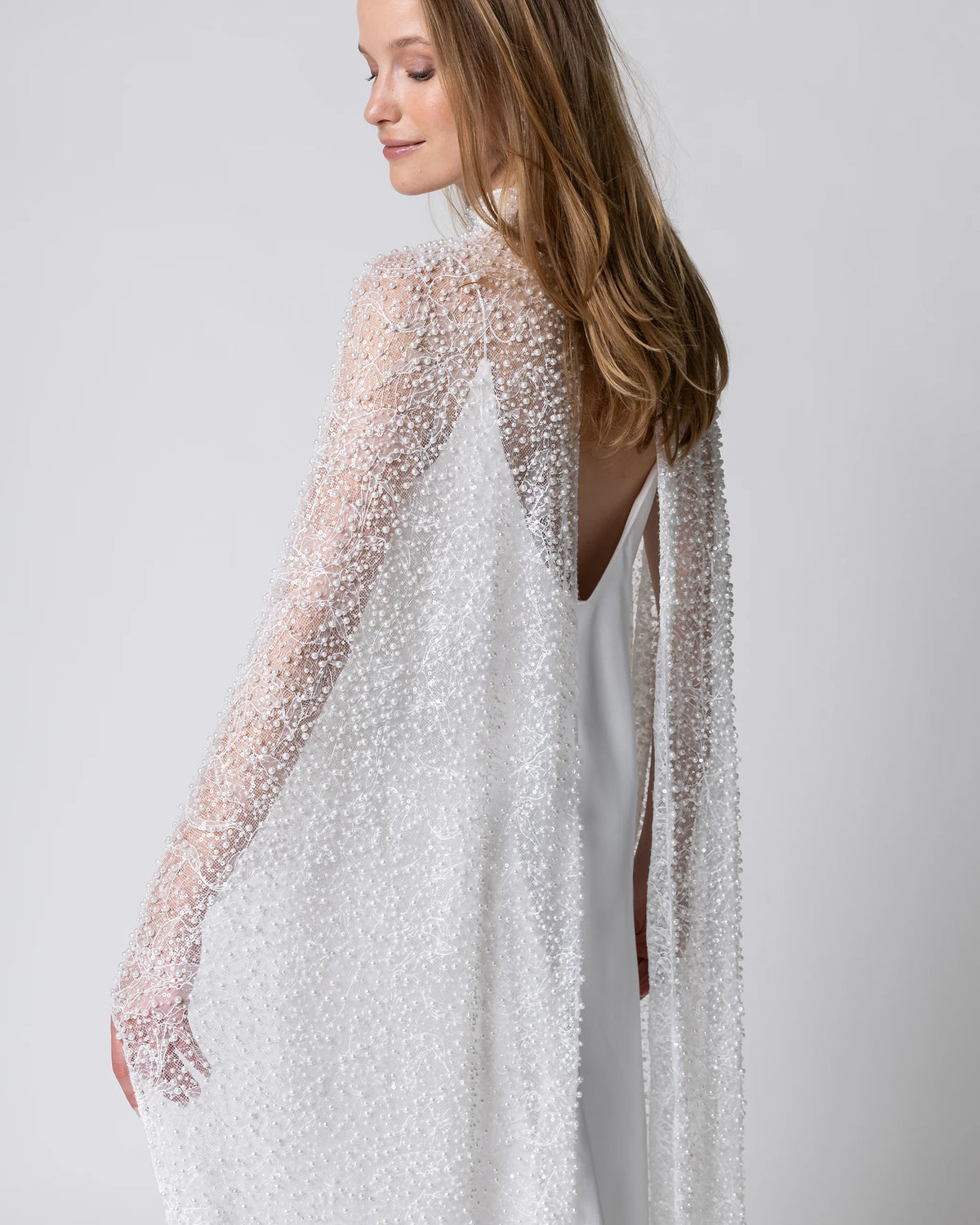 BRAUT PERLEN CAPE Perlenbesetztes Braut Cape mit Stehkragen Detailansicht