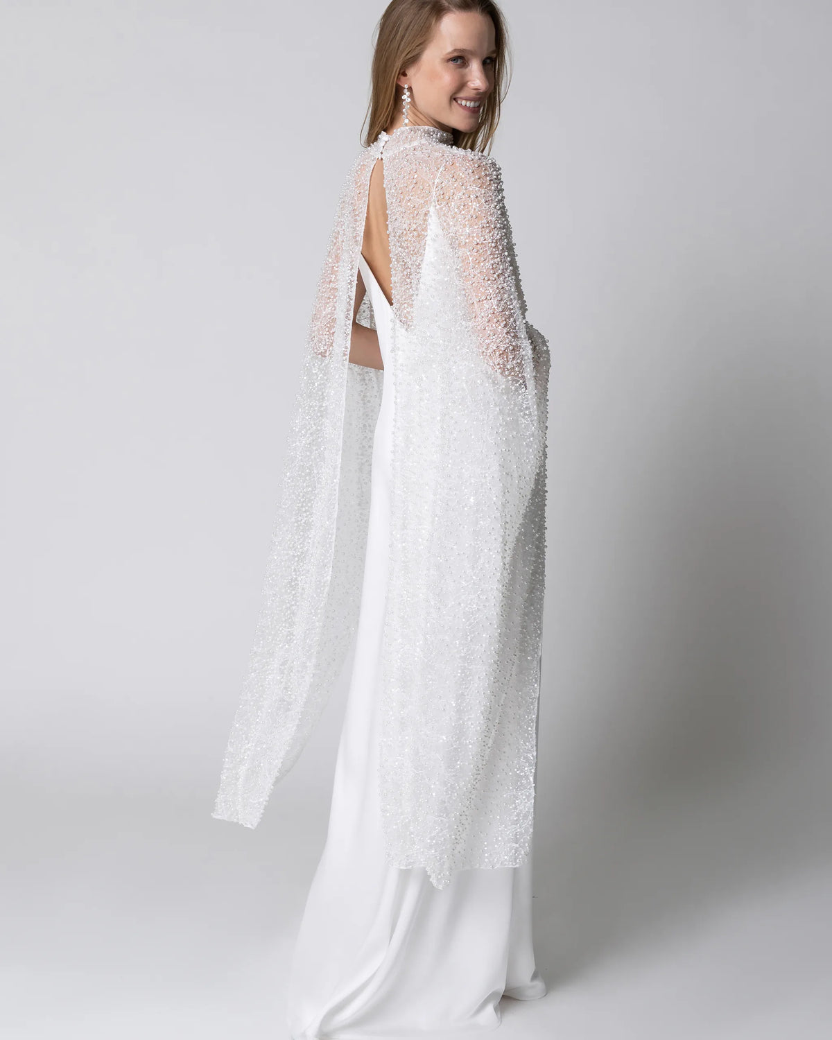 BRAUT PERLEN CAPE Perlenbesetztes Braut Cape mit Stehkragen Ansicht hinten mit Slip Dress kombiniert